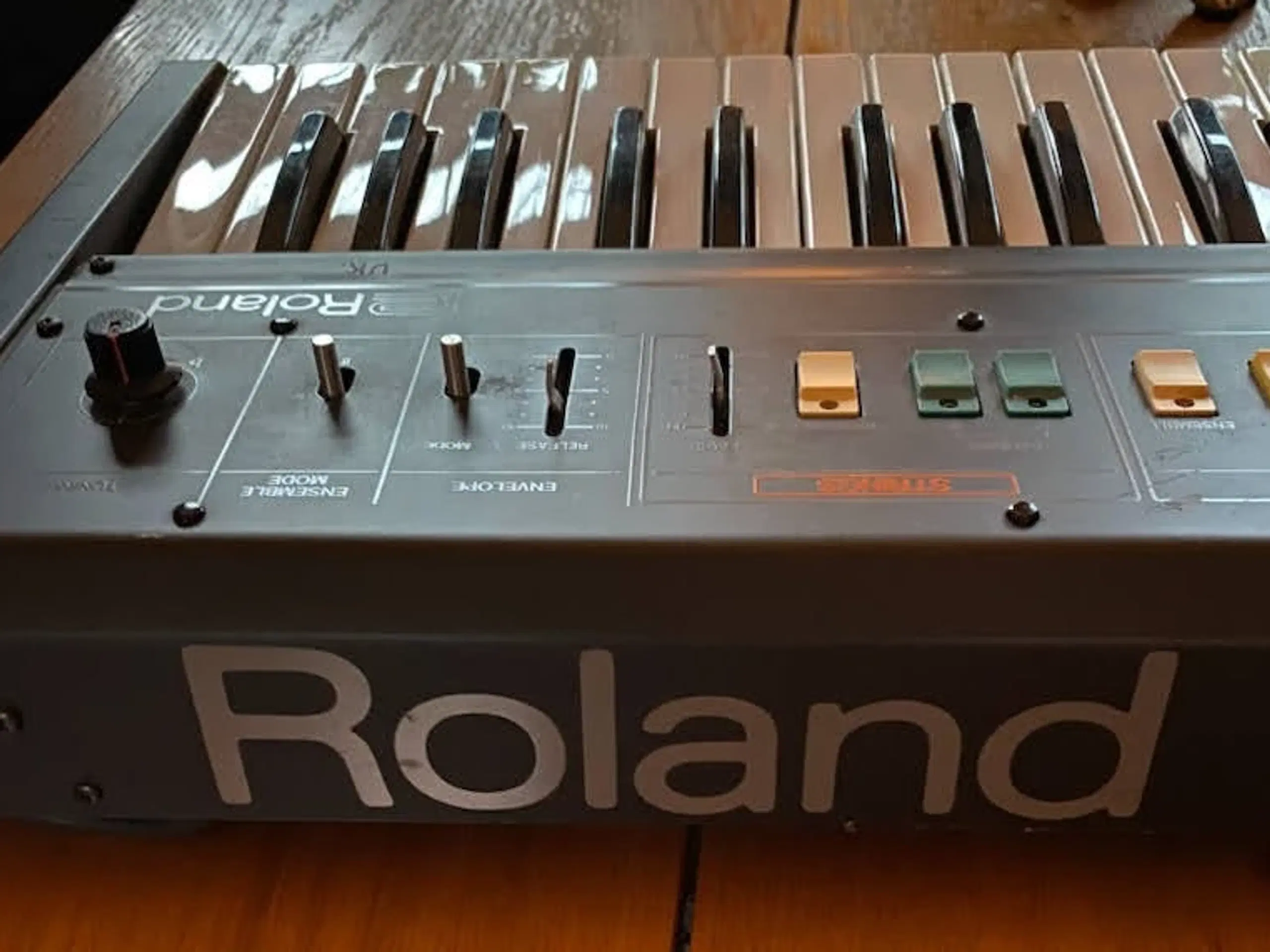 Keyboard Roland Organ and strings fra 80érne