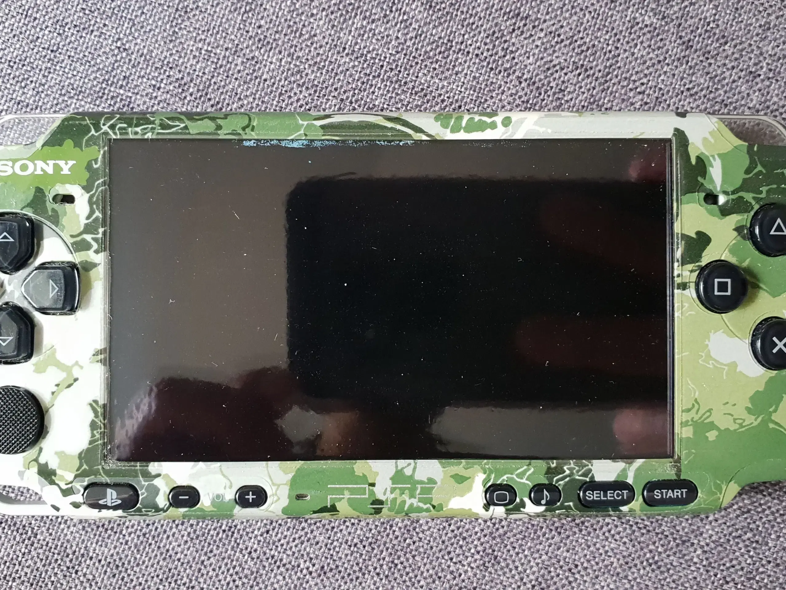 PSP-3000 Metal Gear Solid Peace Walker Konamistyle