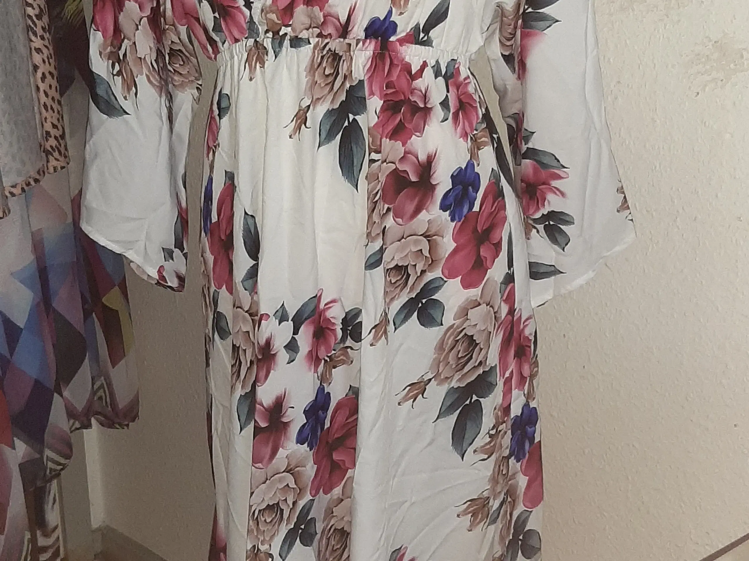 Maxi kjole fra VONDA med blomster print Str:M/L