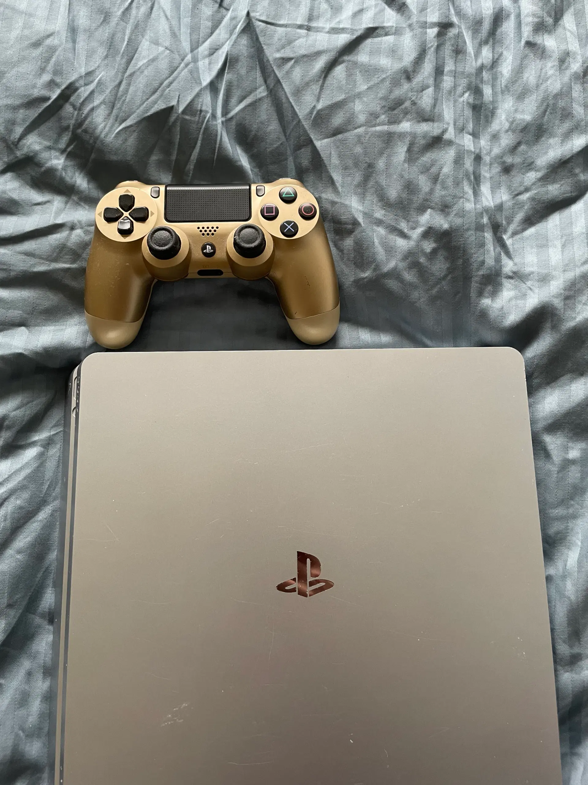 Playstation 4 med guld controller i god stand