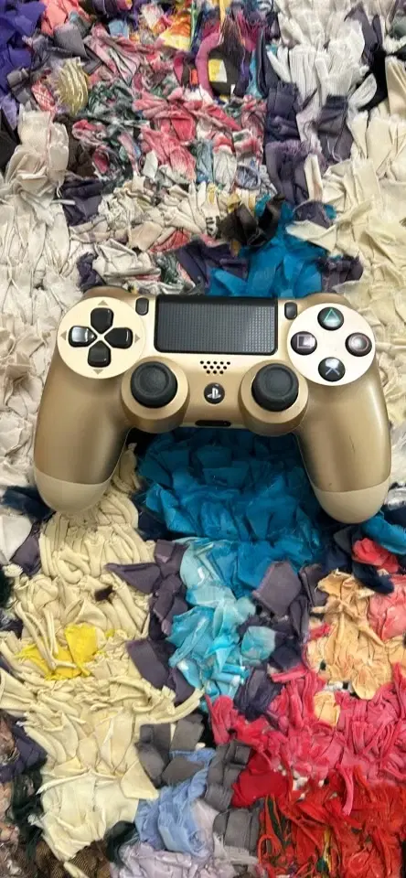 Playstation 4 med guld controller i god stand