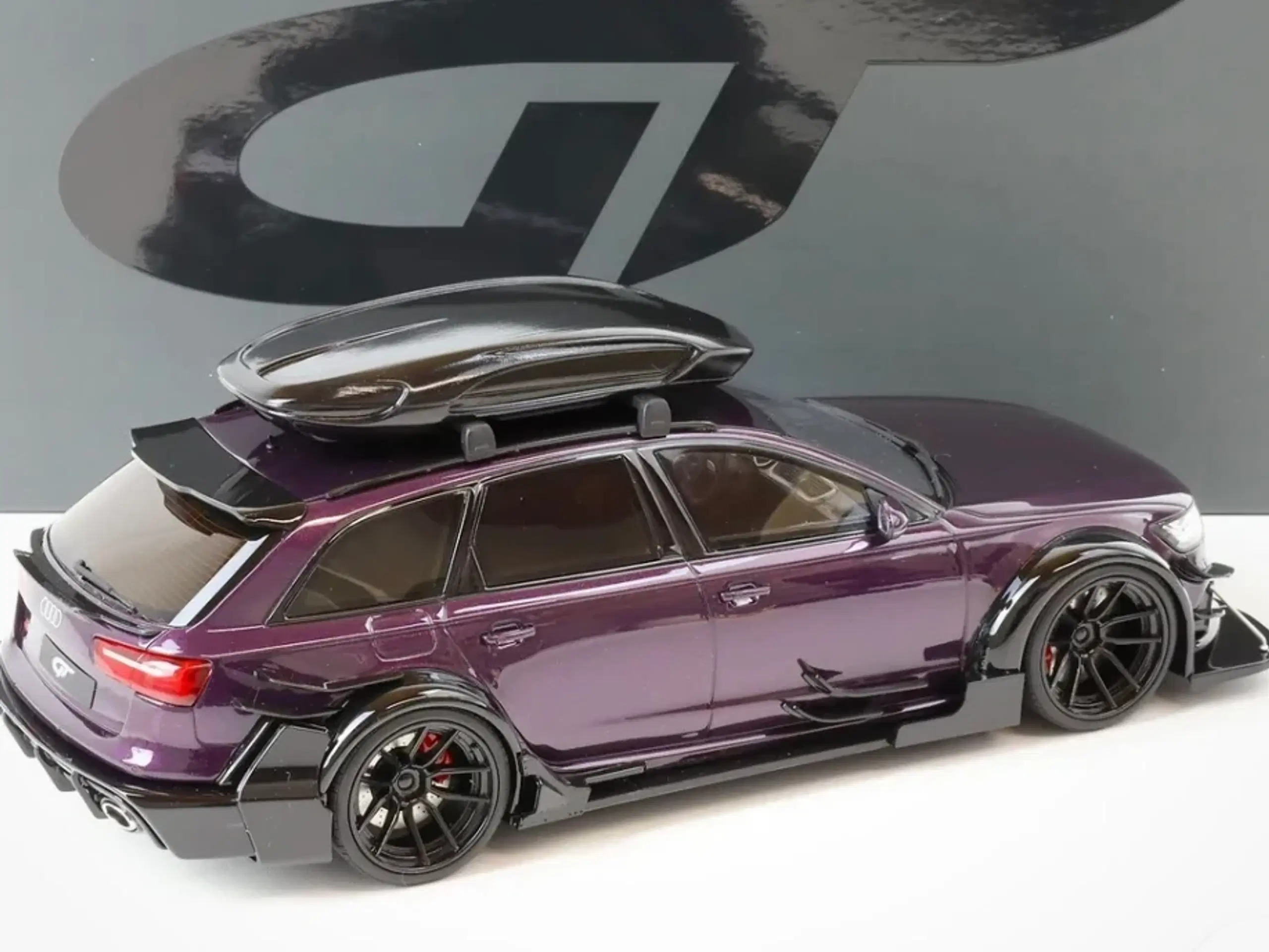 1:18 Audi RS6 ABT Avant C7 med tagboks