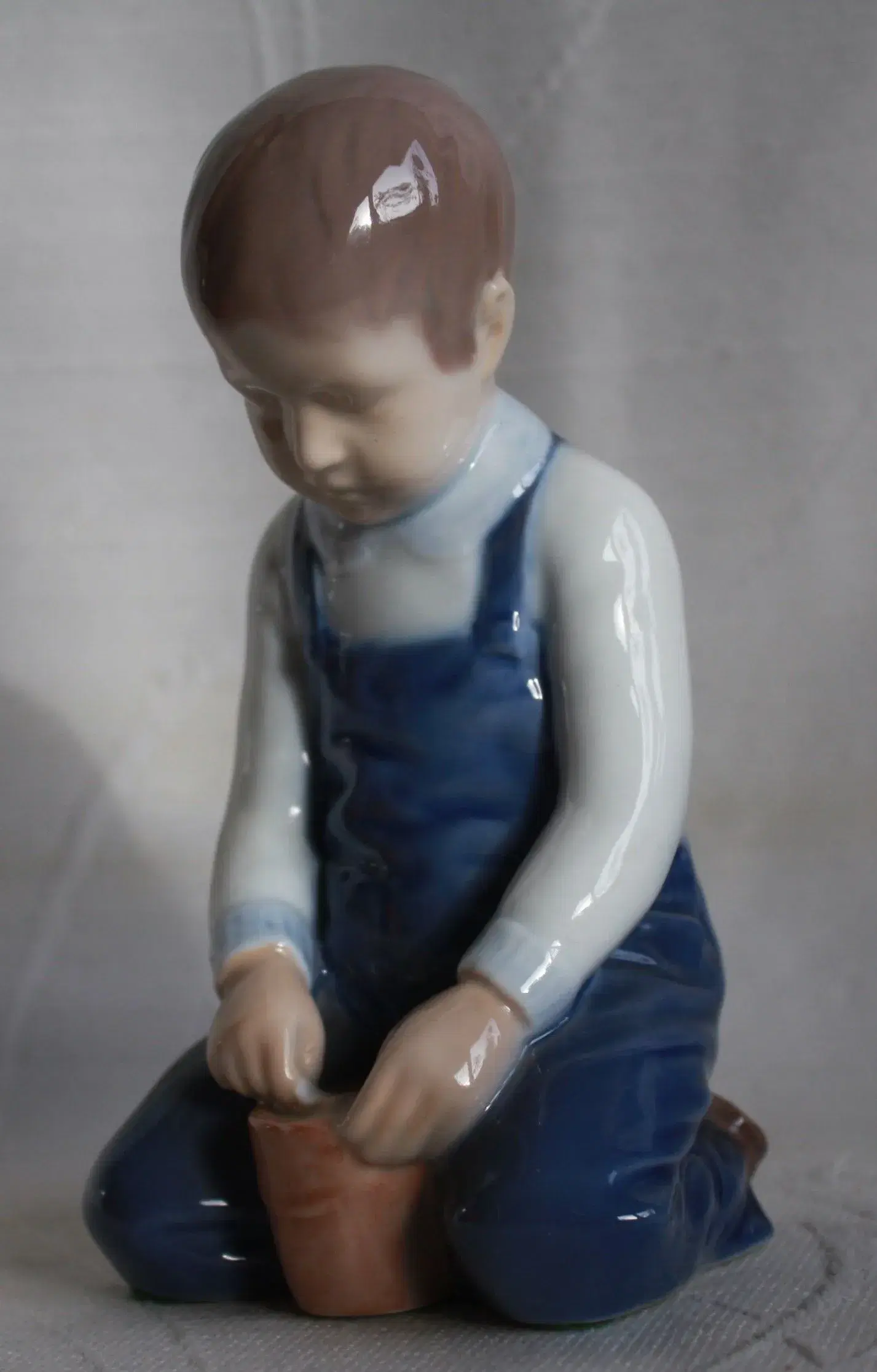 Porcelænsfigur "Dreng med spand" fra BG