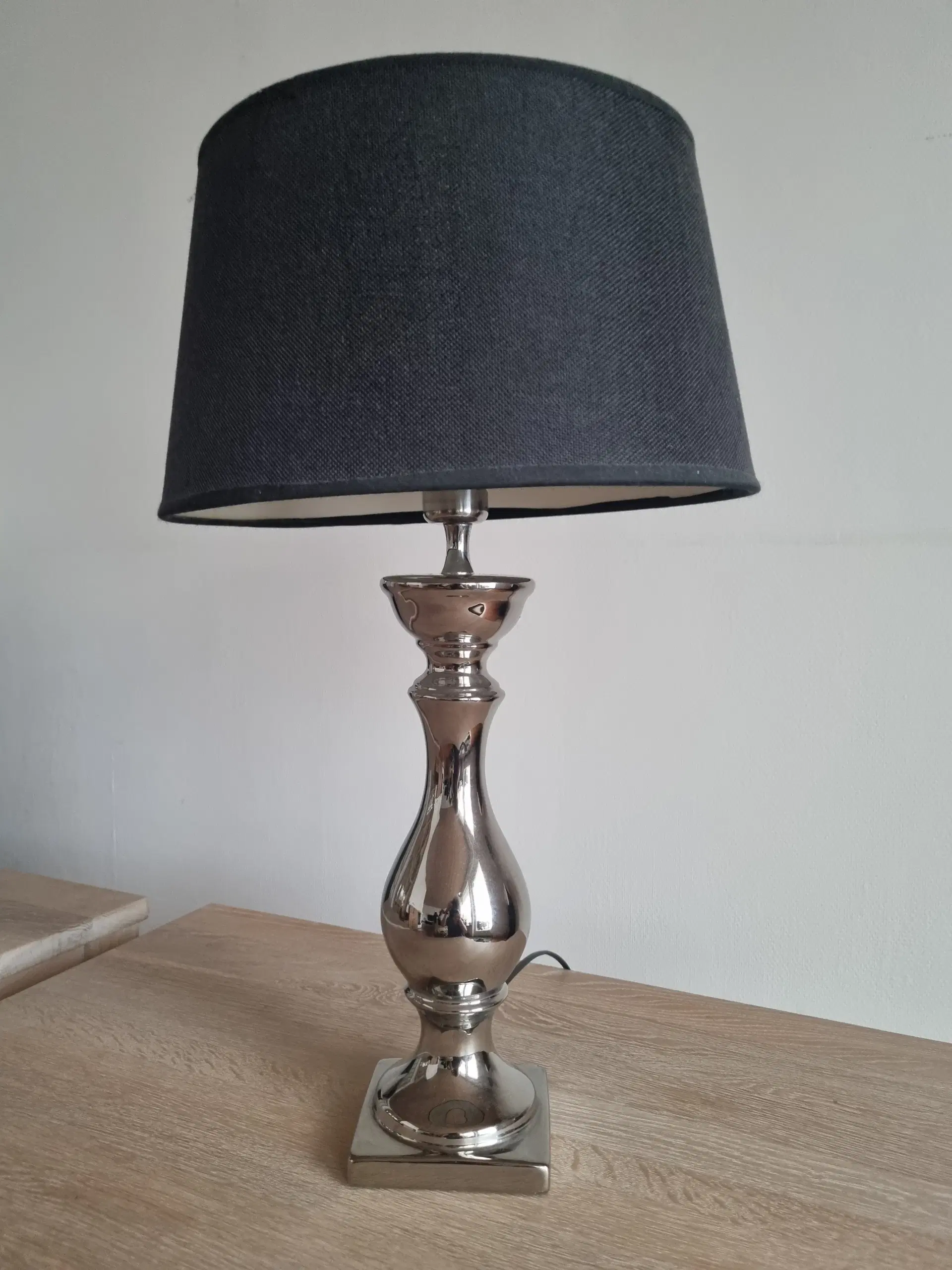 Lampe med sort skærm