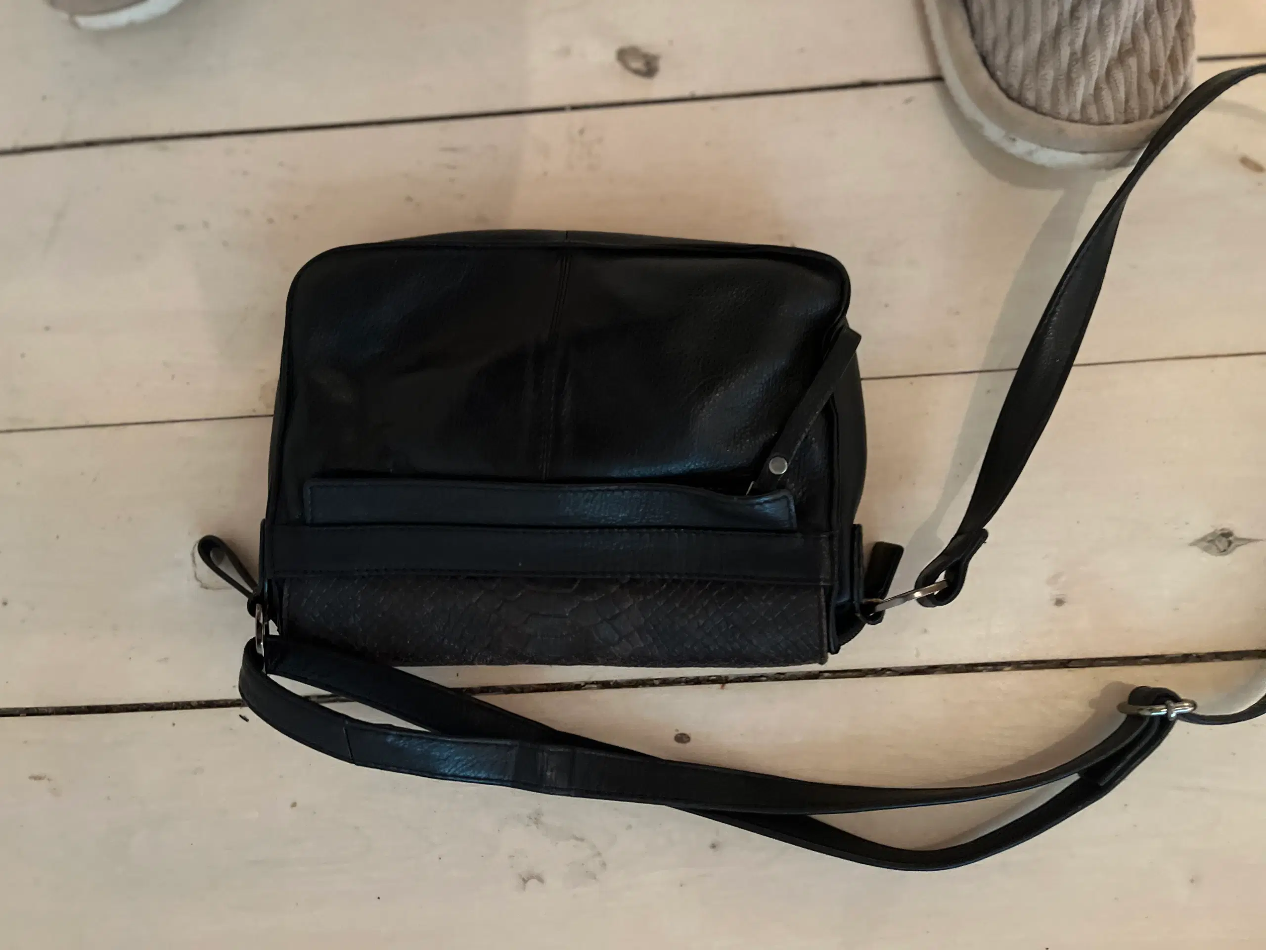 AURA taske crossbody sort med “ slangeskind “