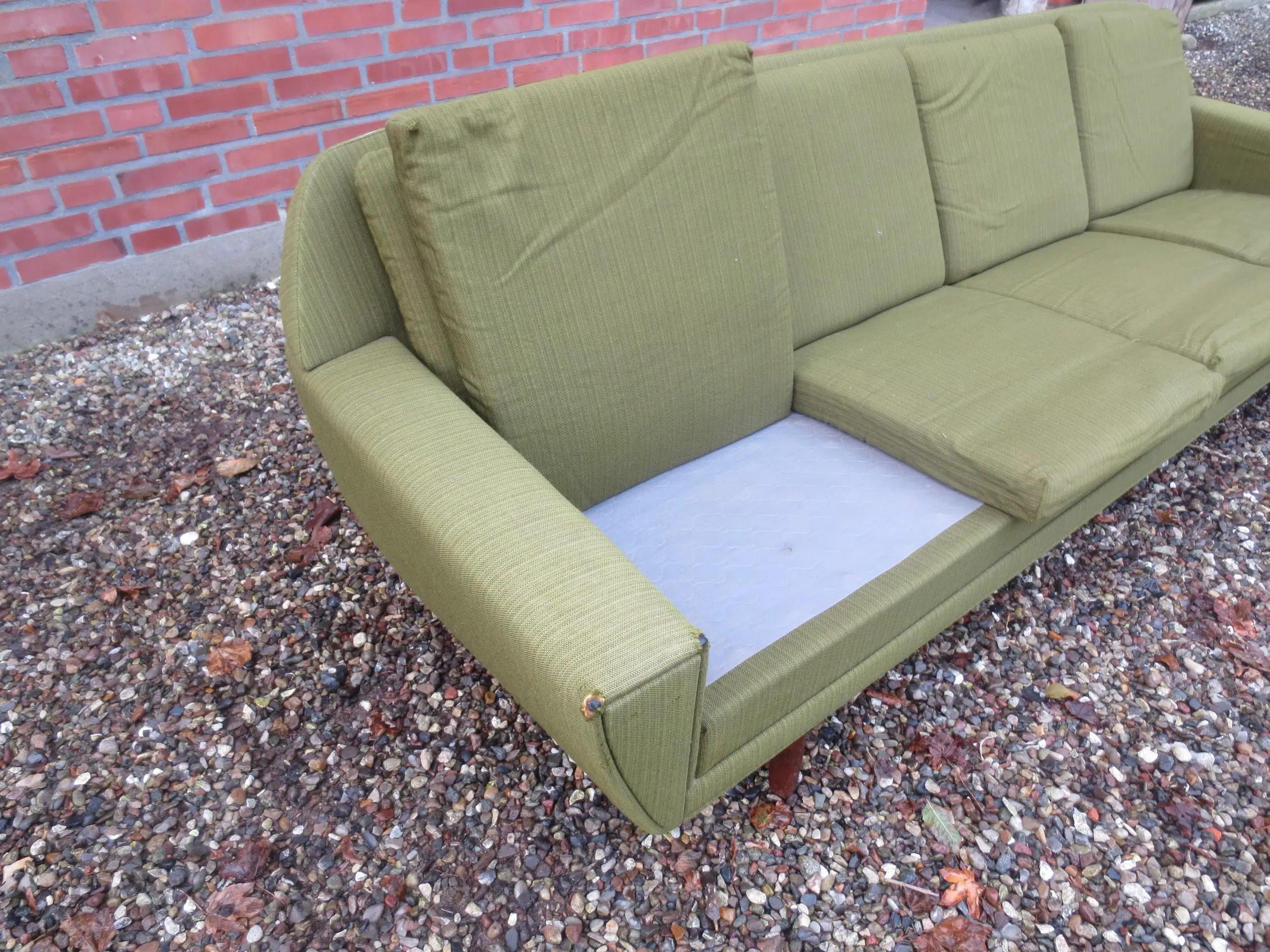 1 stk Retro 4 personers sofa med Teak ben