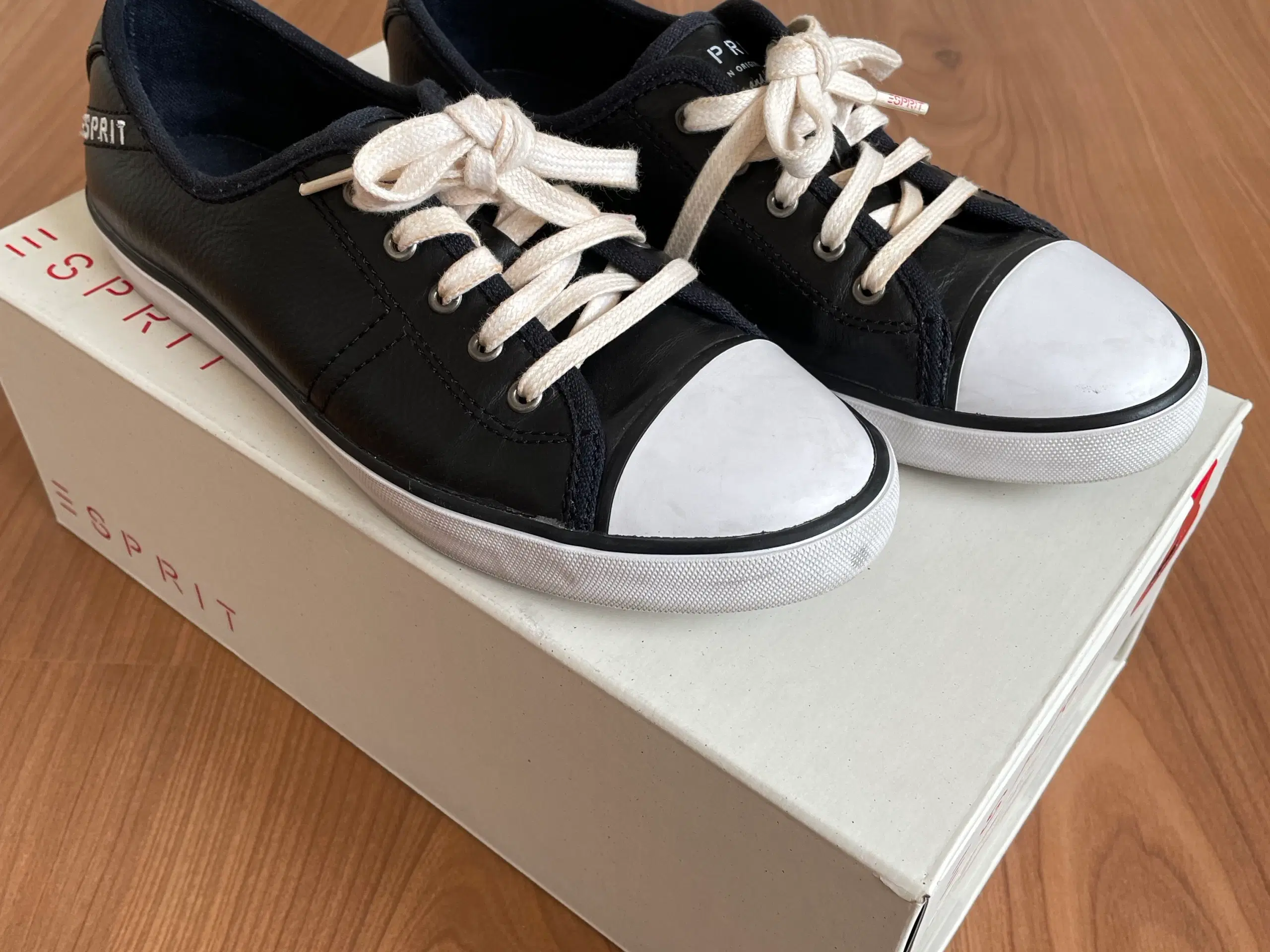 ESPRIT Sneakers - sorte med hvid snude - str 37