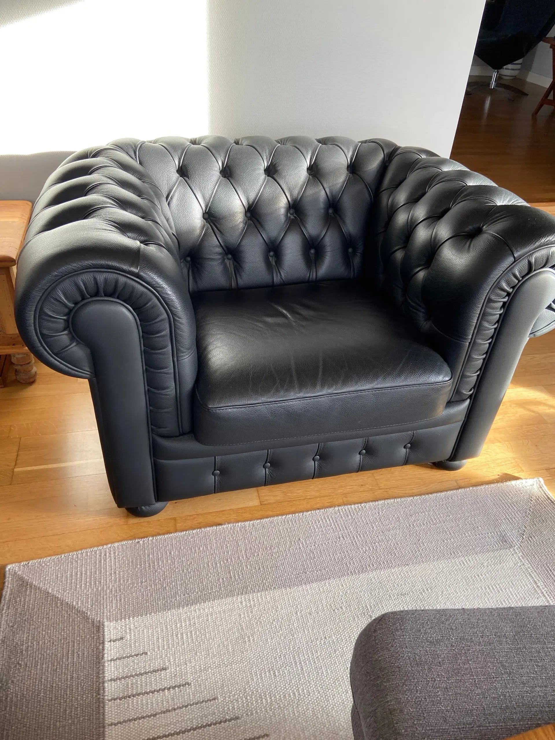 Sofa og lænestol chesterfield stil
