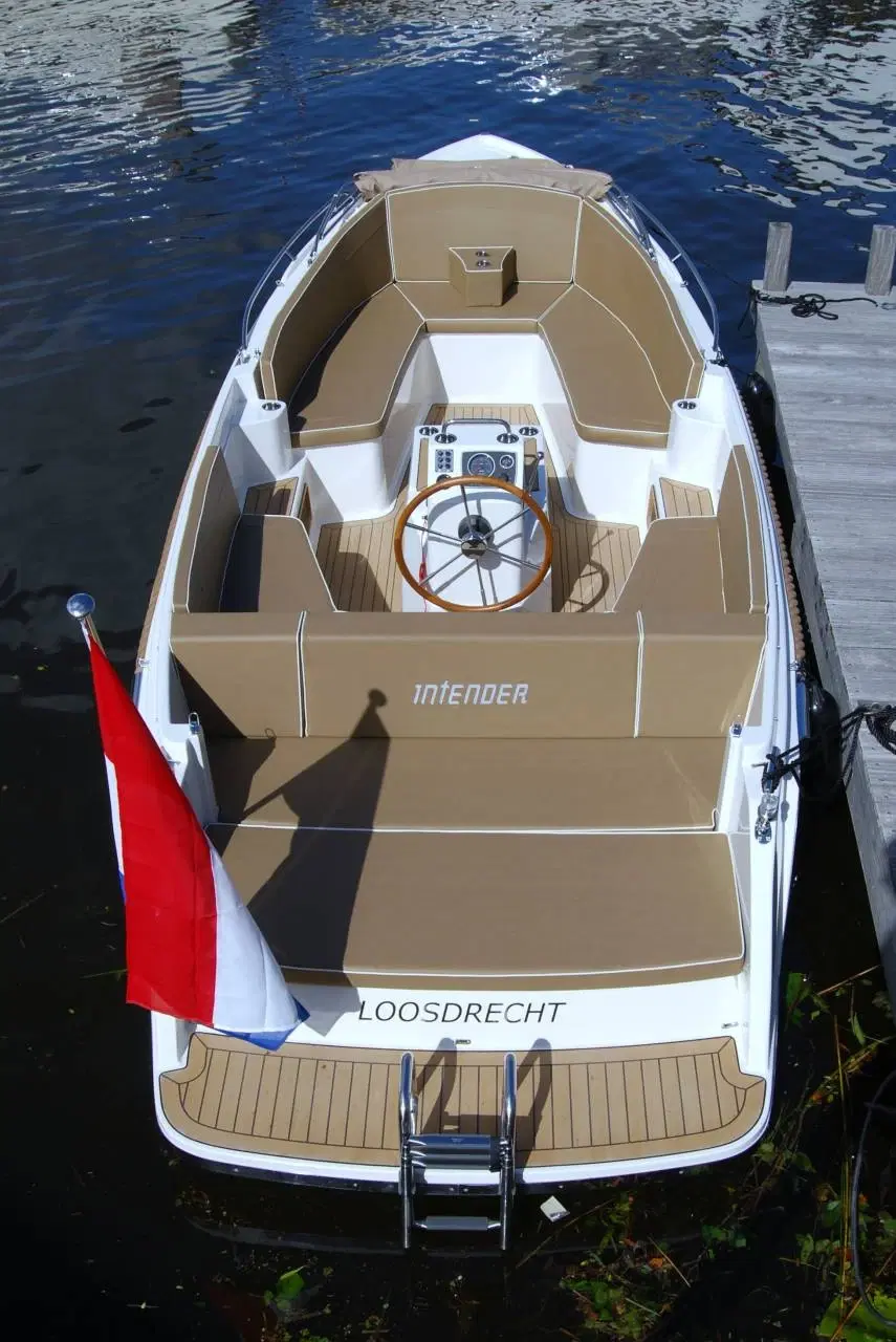 Interboat Intender 700