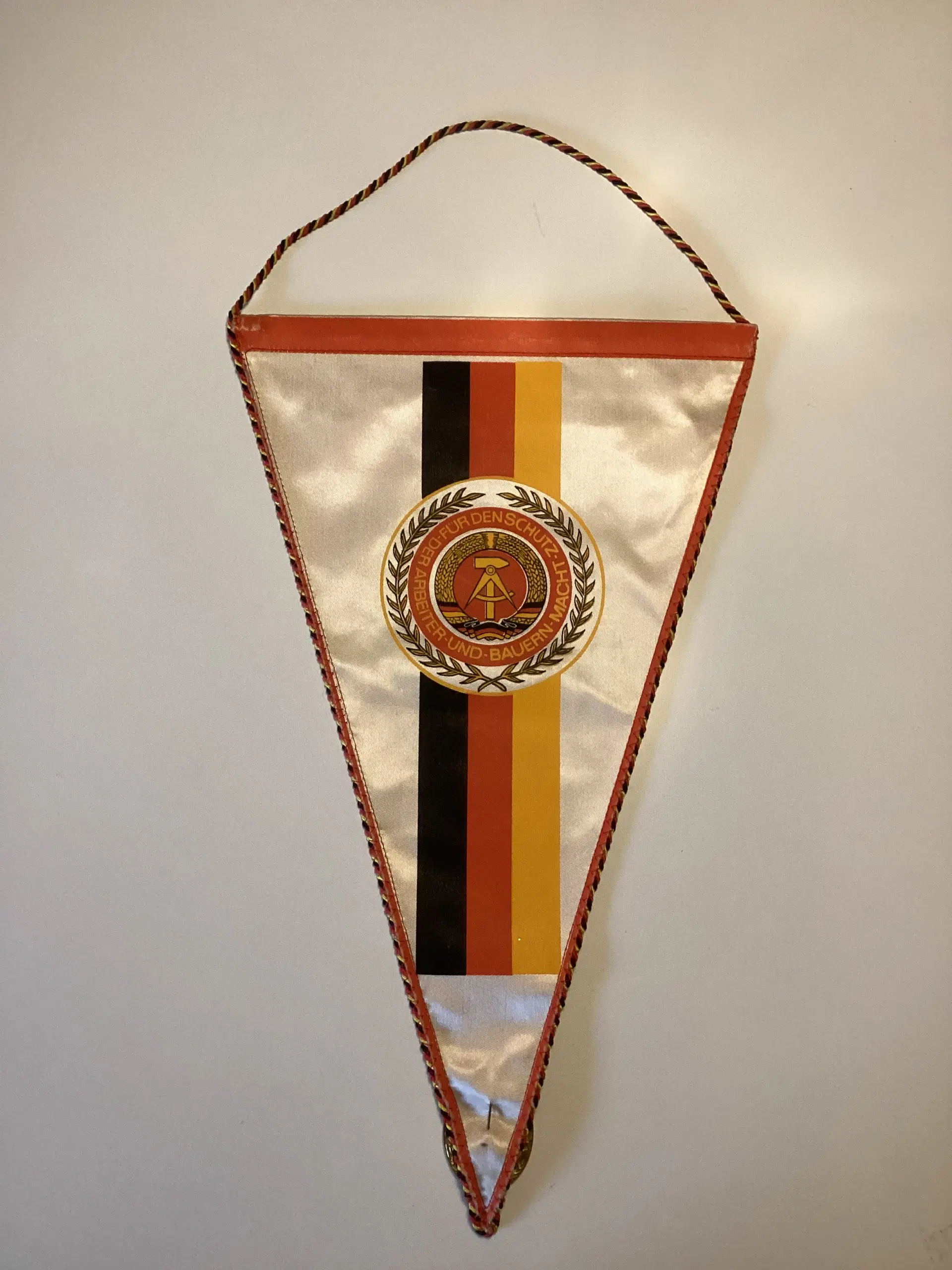 Vimpel fra DDR med emblem