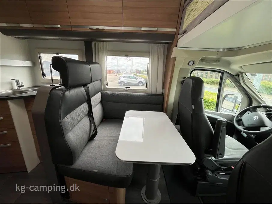 2022 - Adria Coral XL Axess A670 SL ”All-in”   Super velholdt autocamper med alkove