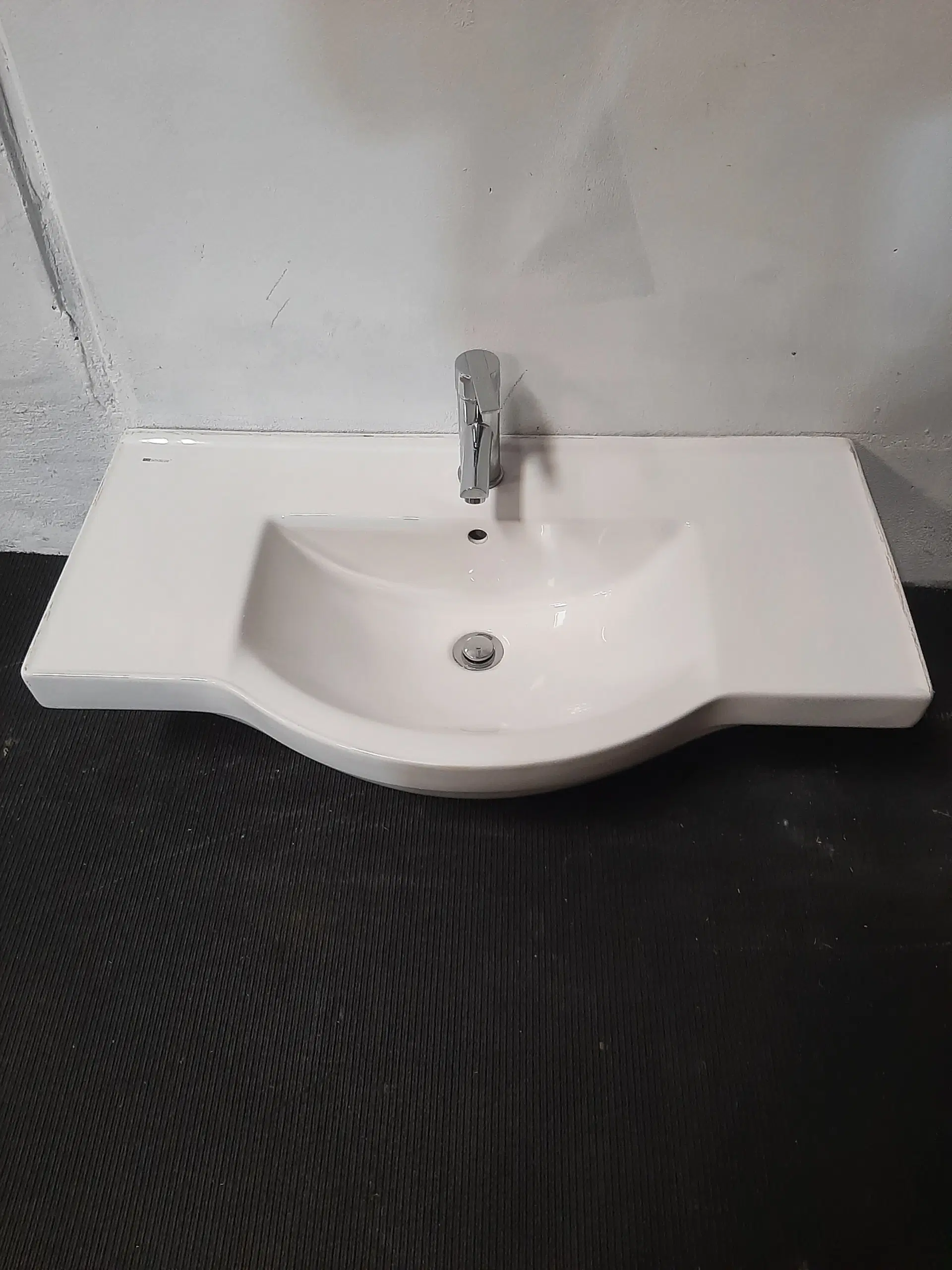 Bath deluxe porcelæn håndvask med adora armatur 900x480x240mm hvid