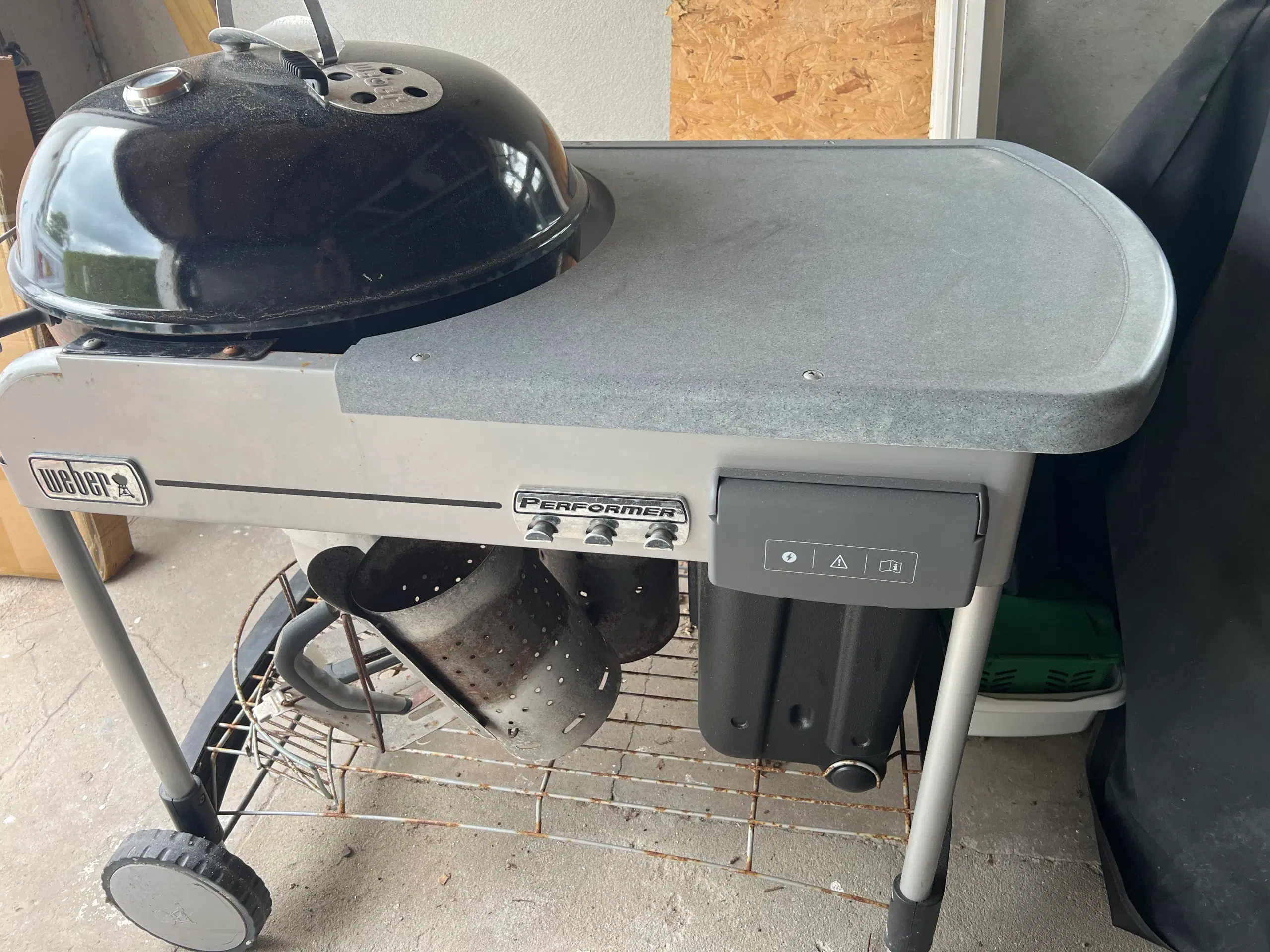 Weber Kuglegrill (til kul) med bord til