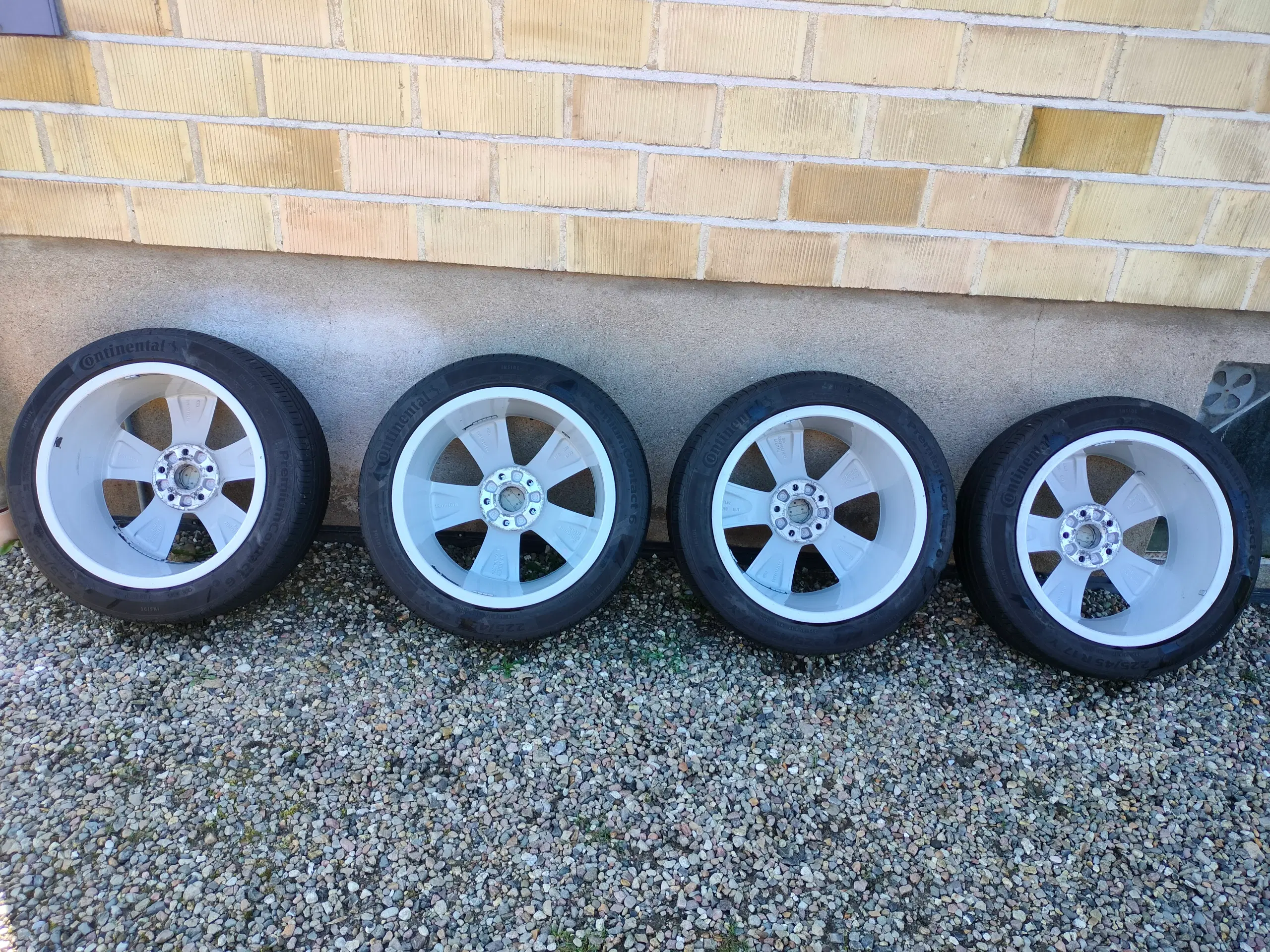 Sommerdæk 225/45 R17 på Audi alufælge