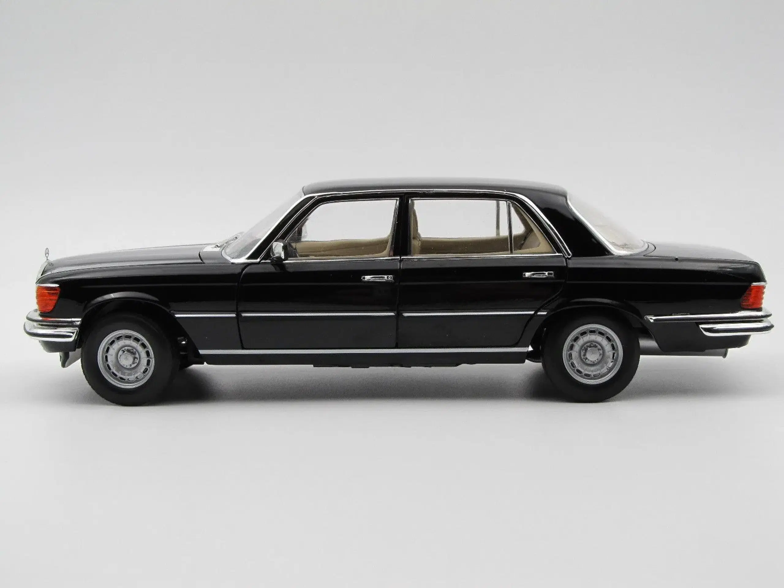 1976 Mercedes-Benz 450 SEL 69 W116 - 1:18