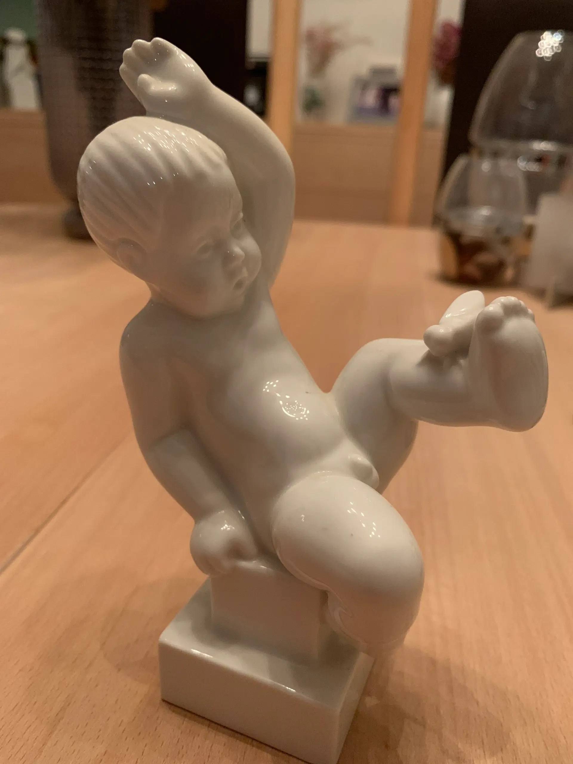 Porcelænsfigur dreng med flue på ben