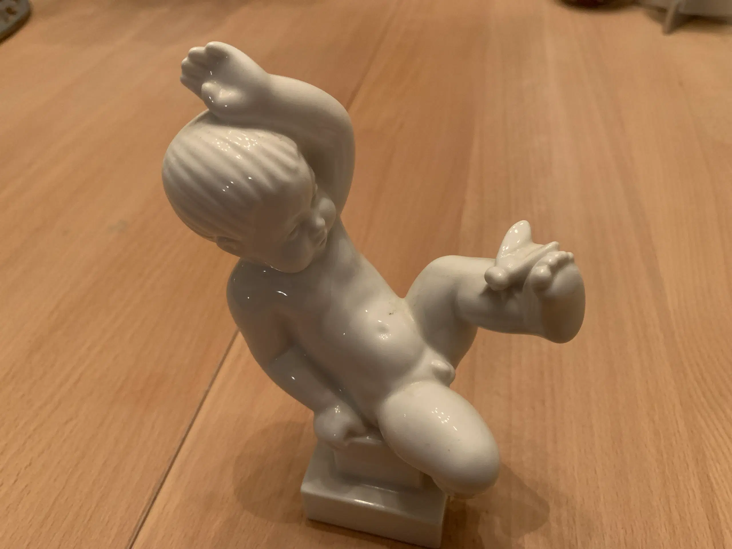 Porcelænsfigur dreng med flue på ben