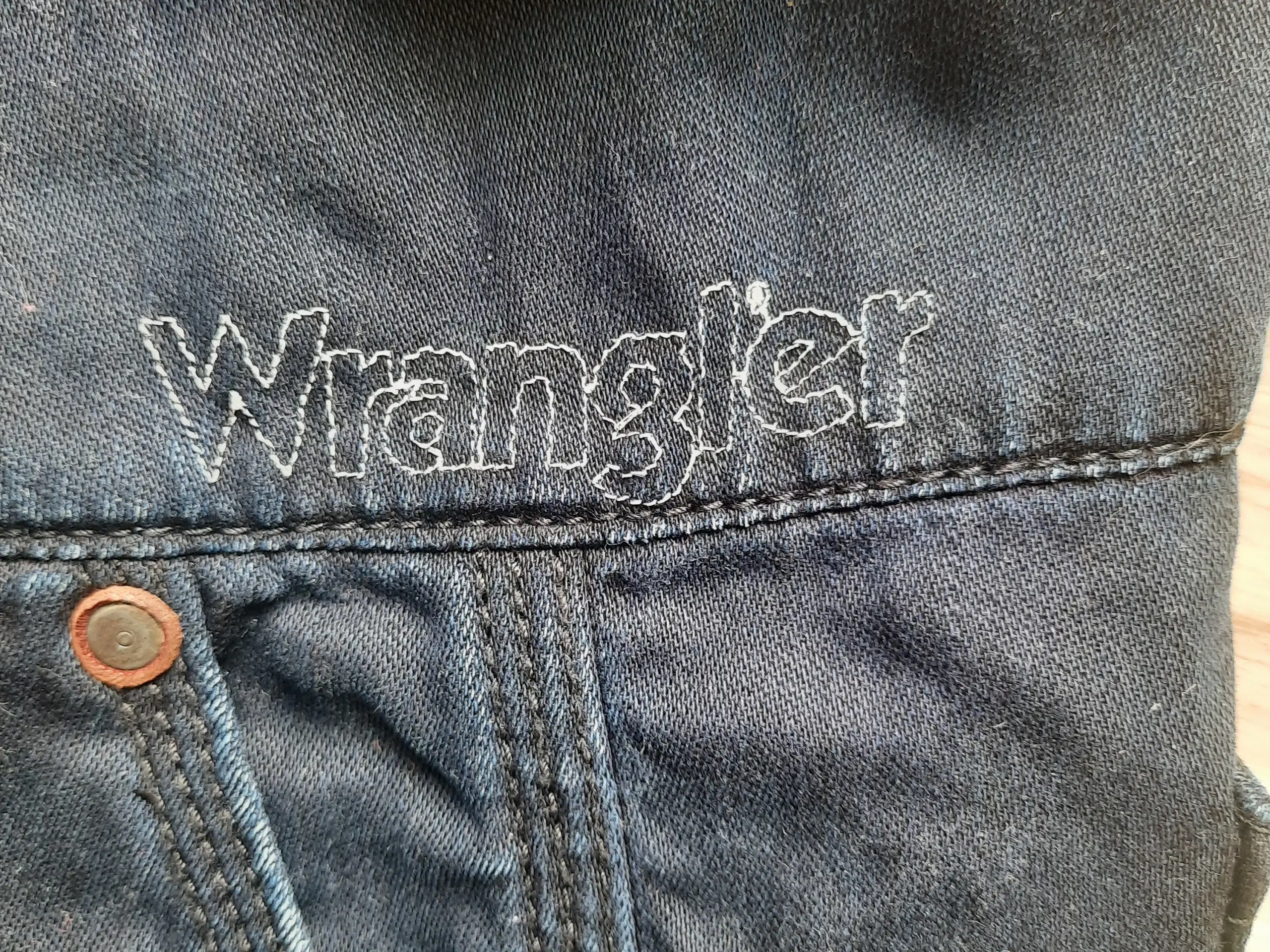 Lækker kort buksedragt fra Wrangler