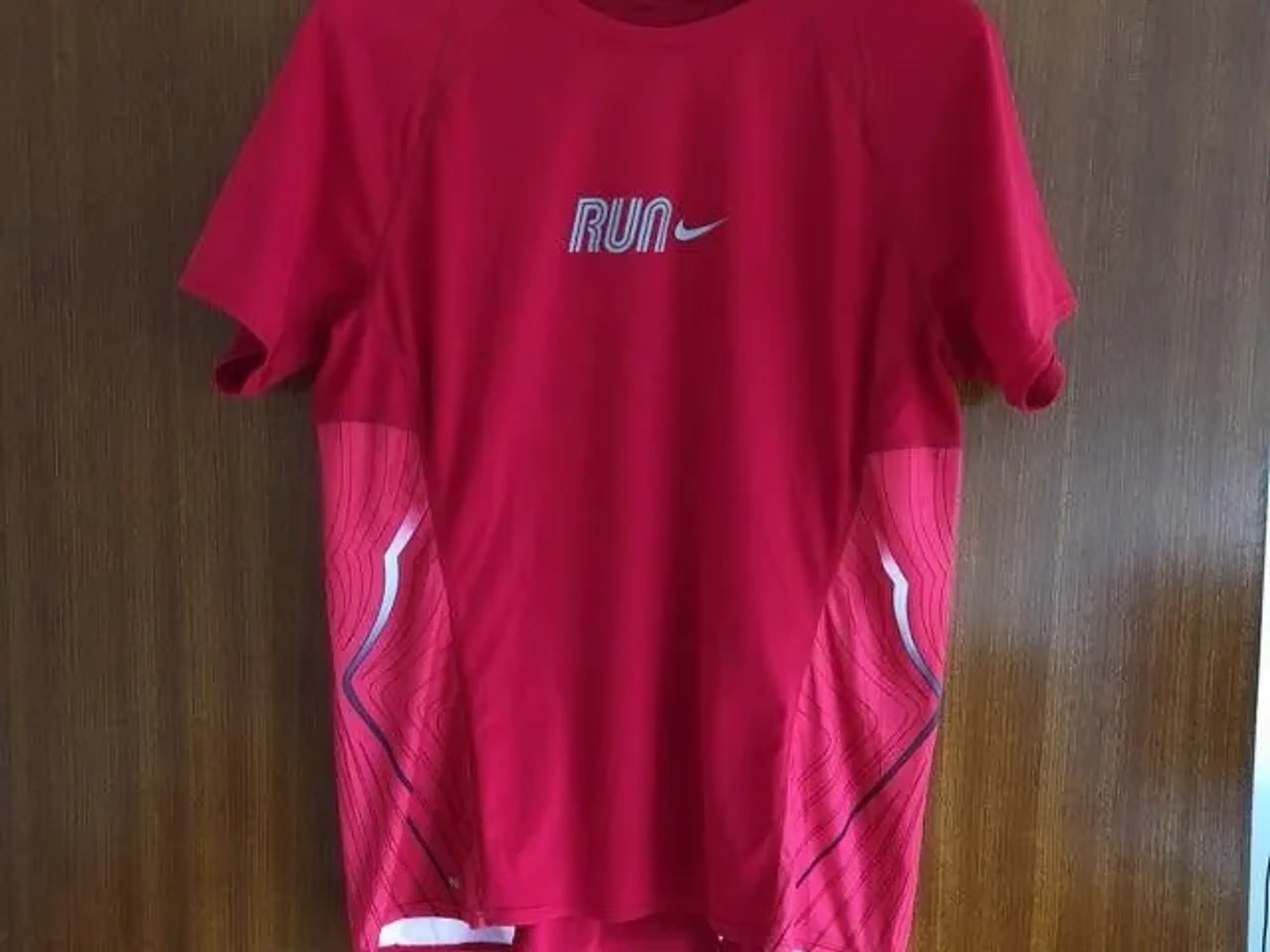 Nike lækker rød løbetshirt str L 40-42 str 176 cm