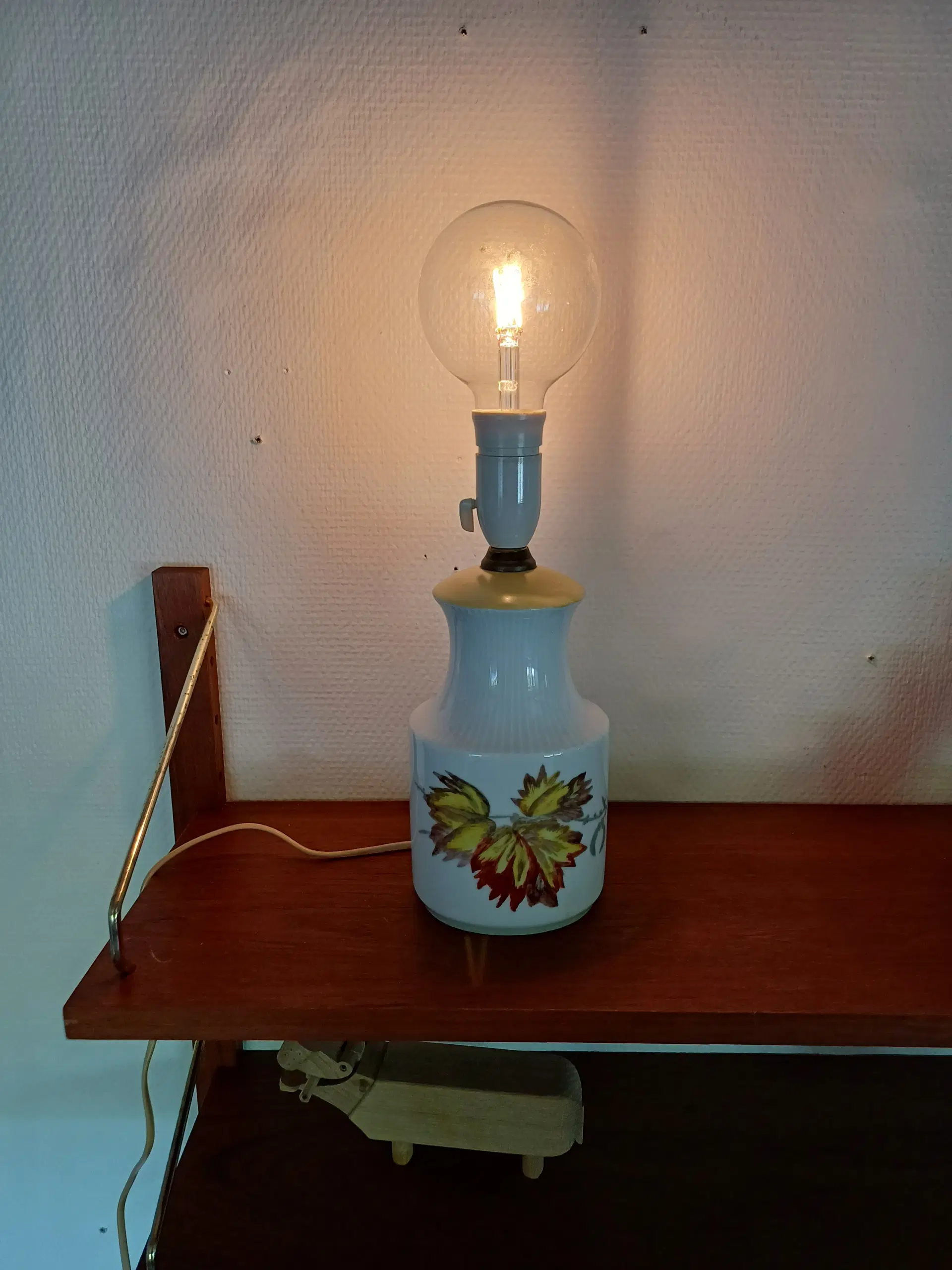 Håndmalet porcelæn bordlampe