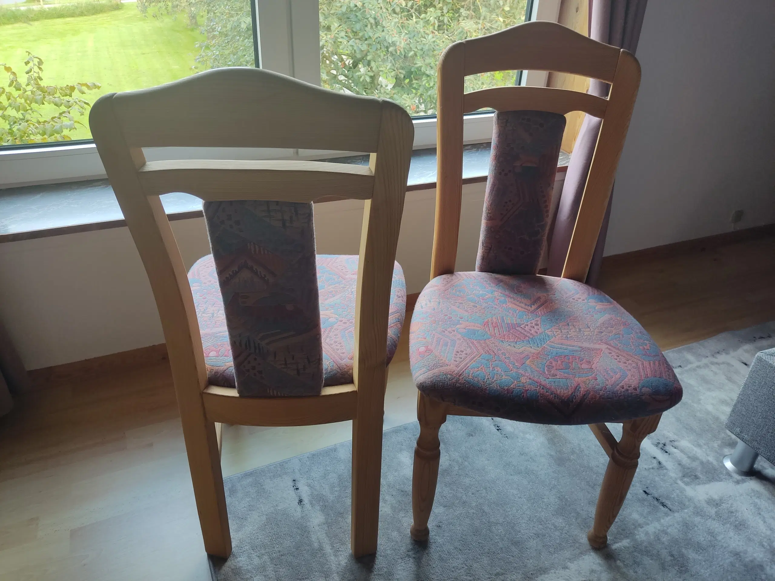 2 nye stole af fyrretræ