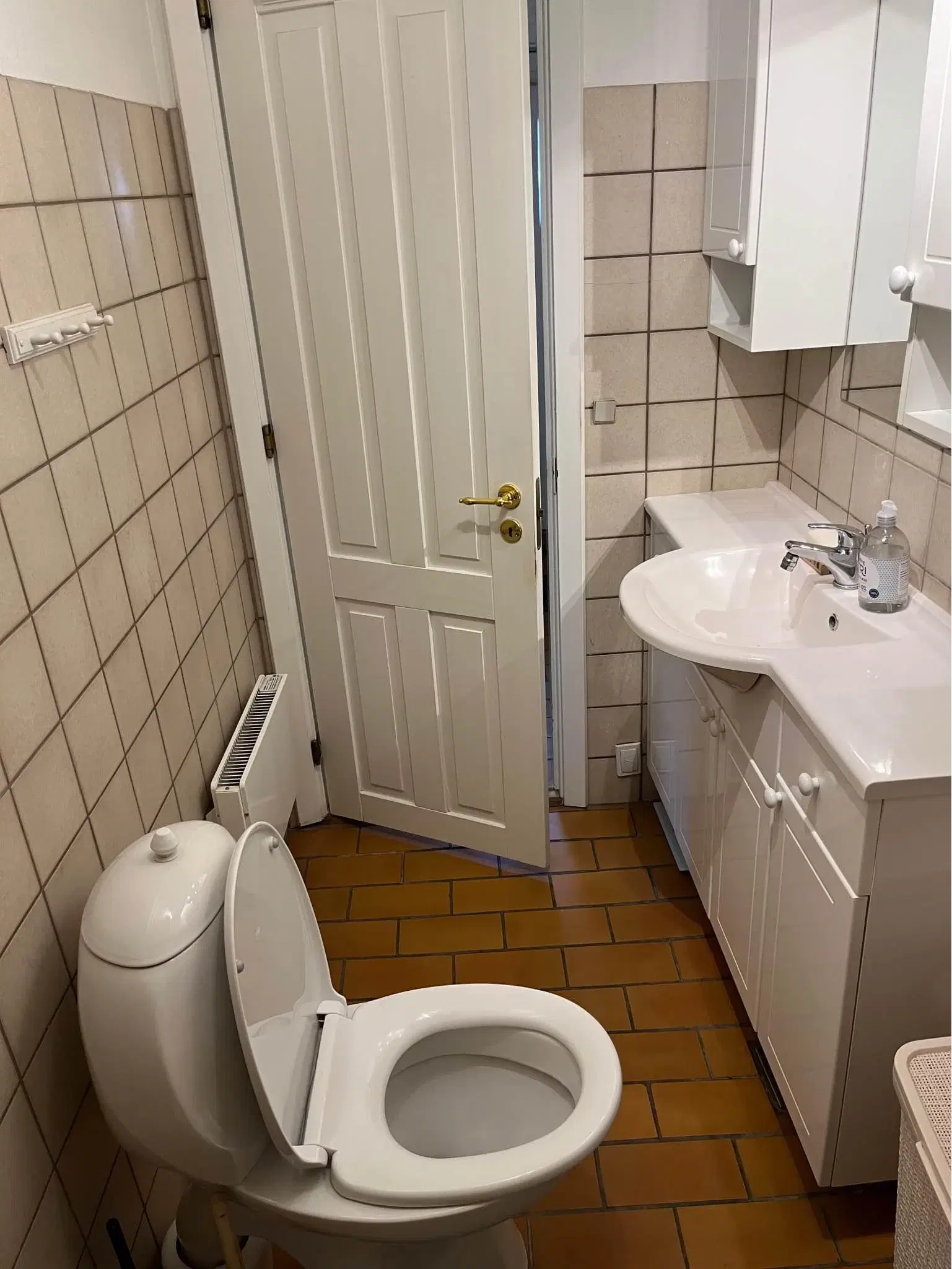 Badeværelsesarrangement med toilet