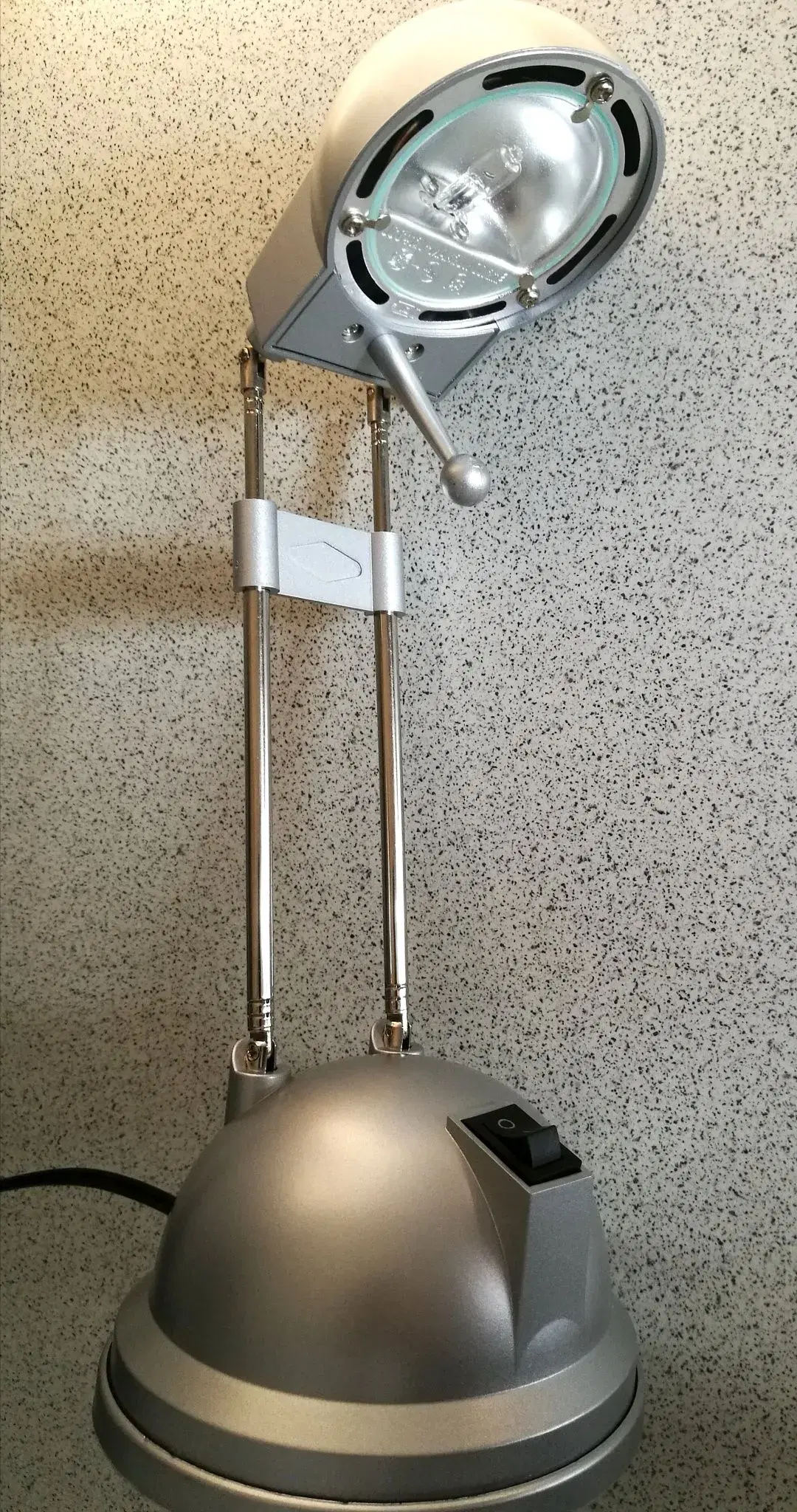 Bord og spotlampe