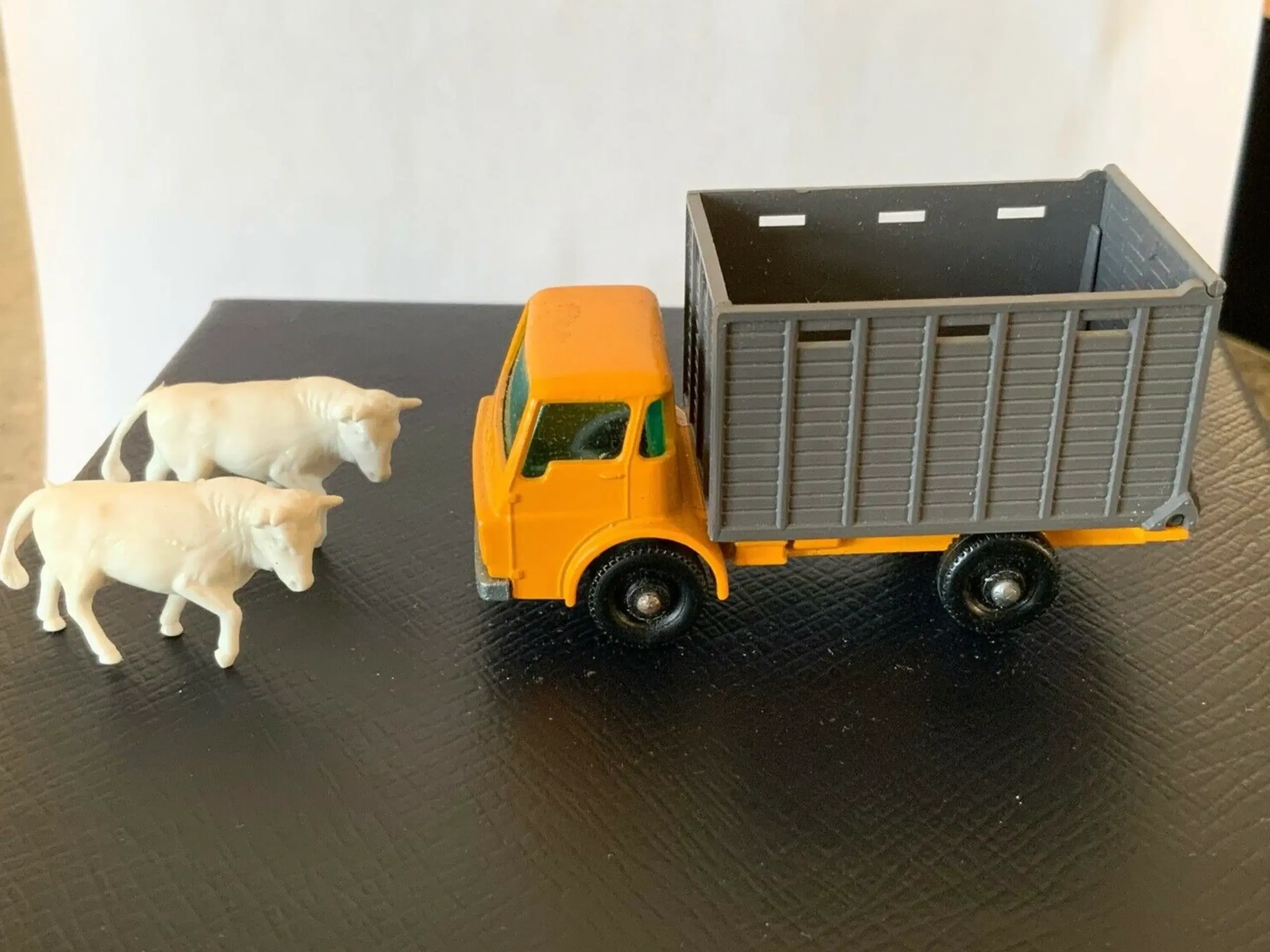 Matchbox No 37 Dodge Cattle Truck scale 1:66