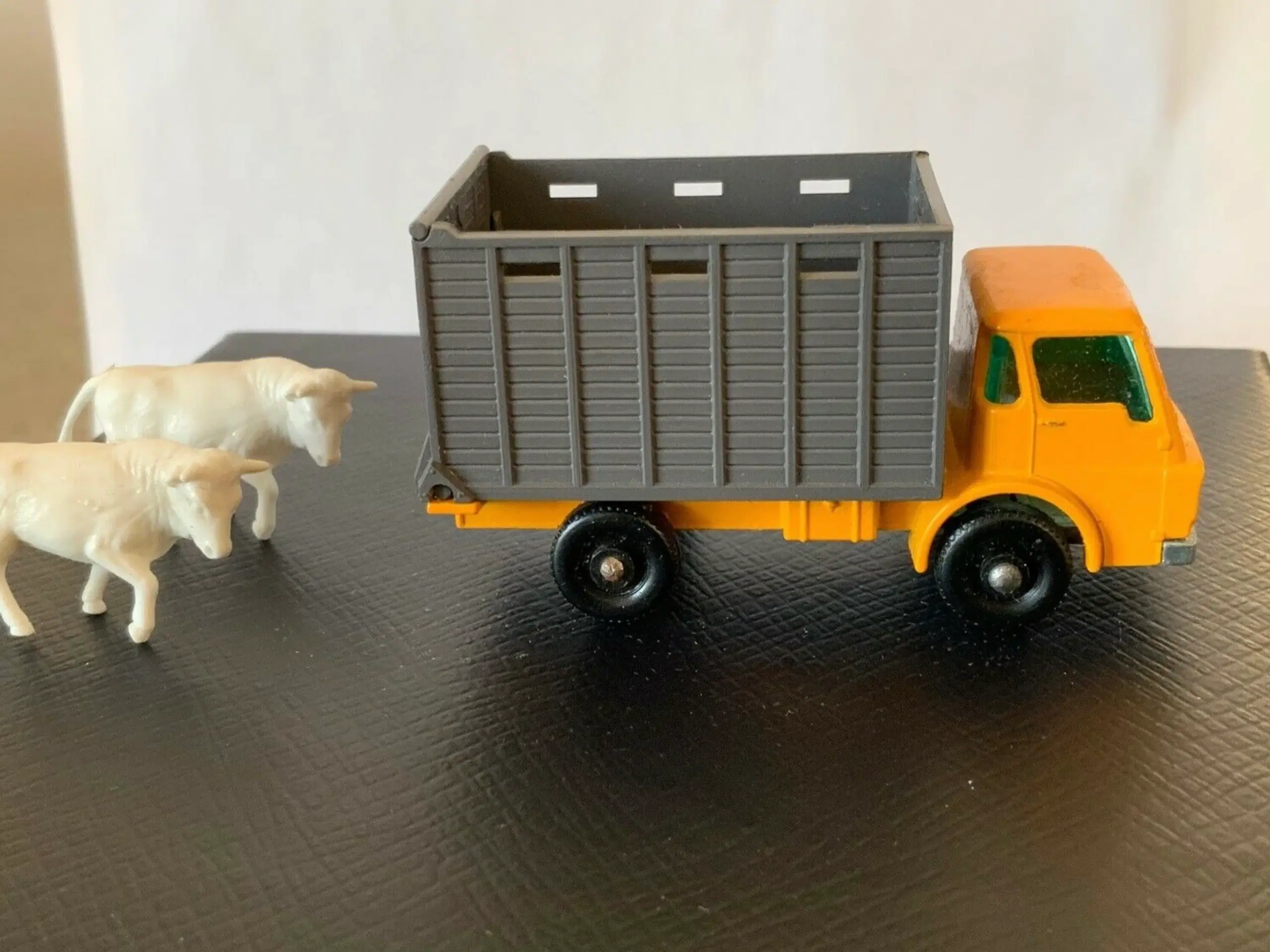 Matchbox No 37 Dodge Cattle Truck scale 1:66