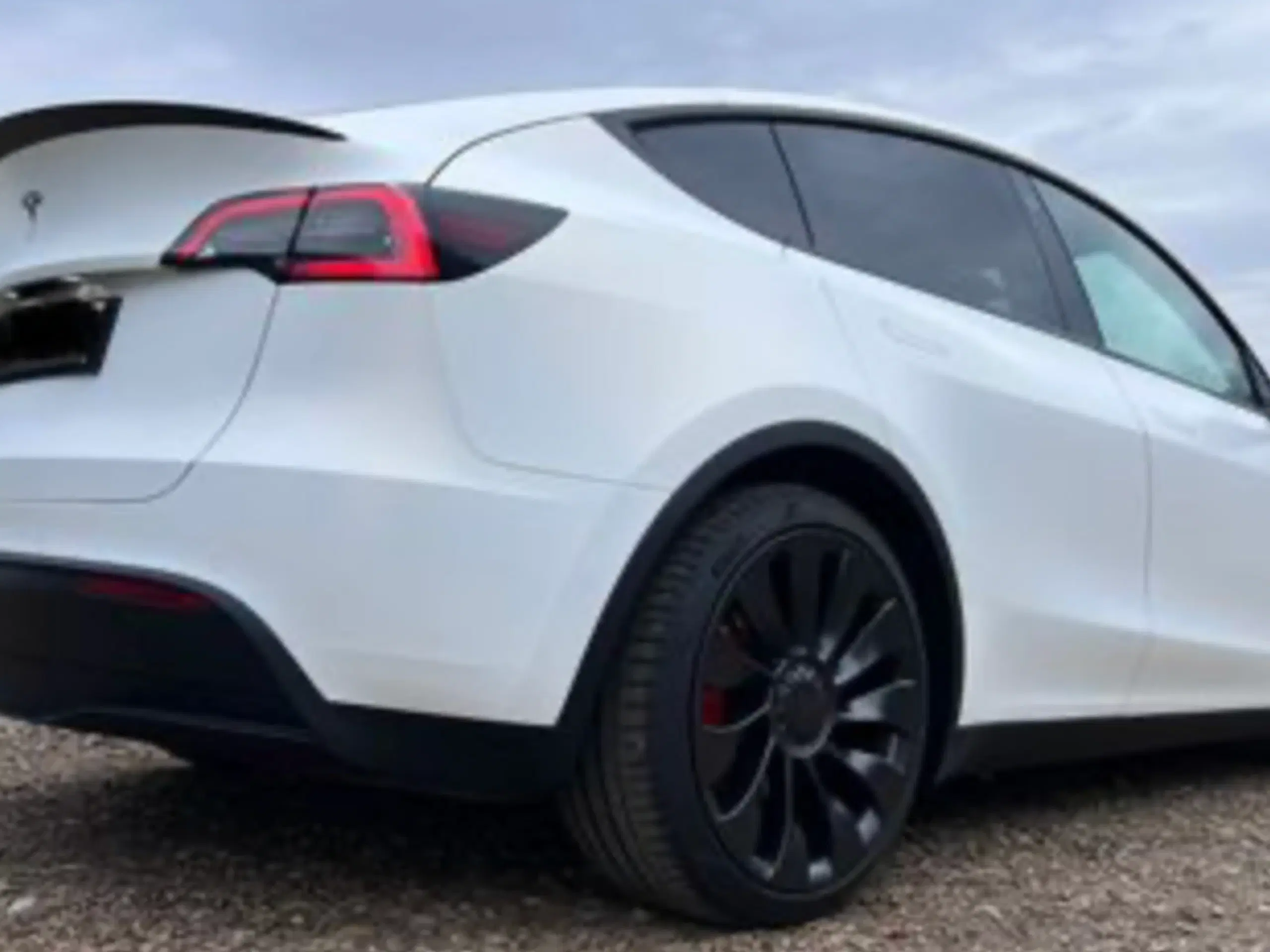 Original kulfiber-hækspoiler Tesla Model Y