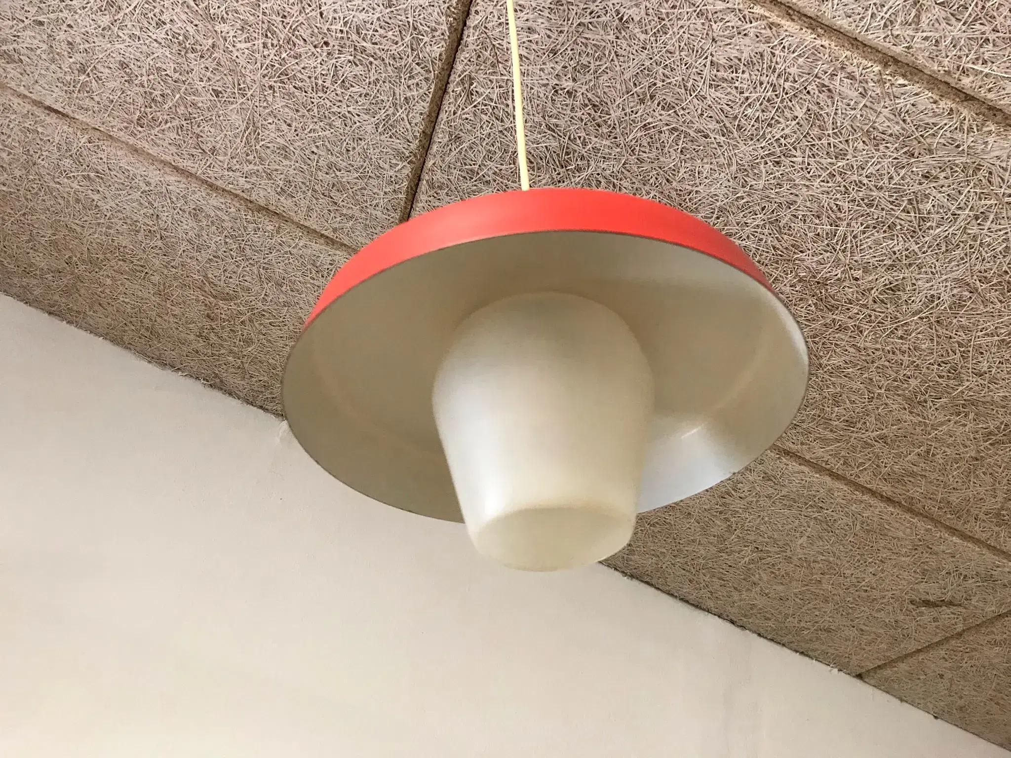 Reto lampe med rød og hvid skærm