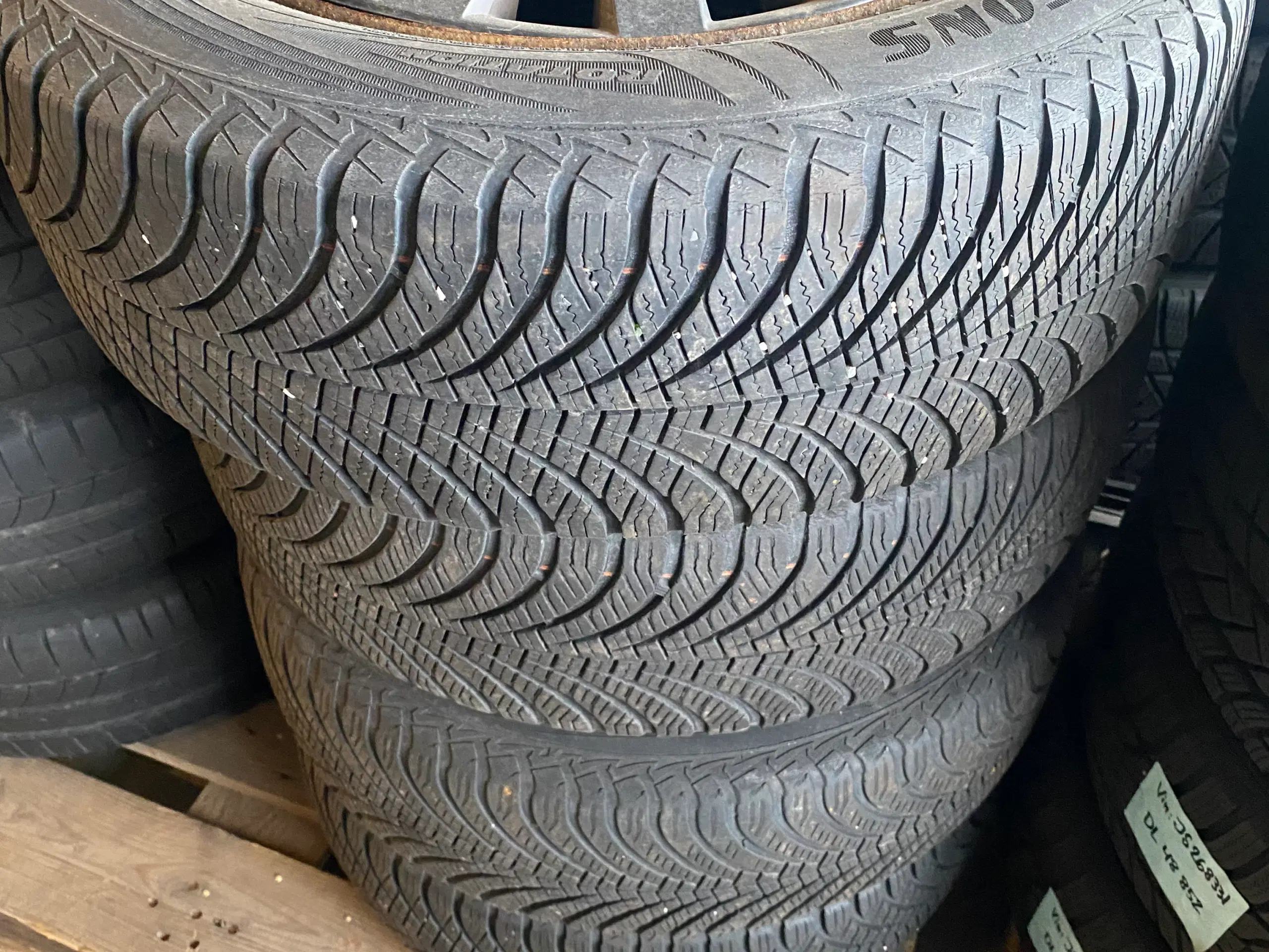 Stålfælge på Goodyear sommerdæk 205/60 R16