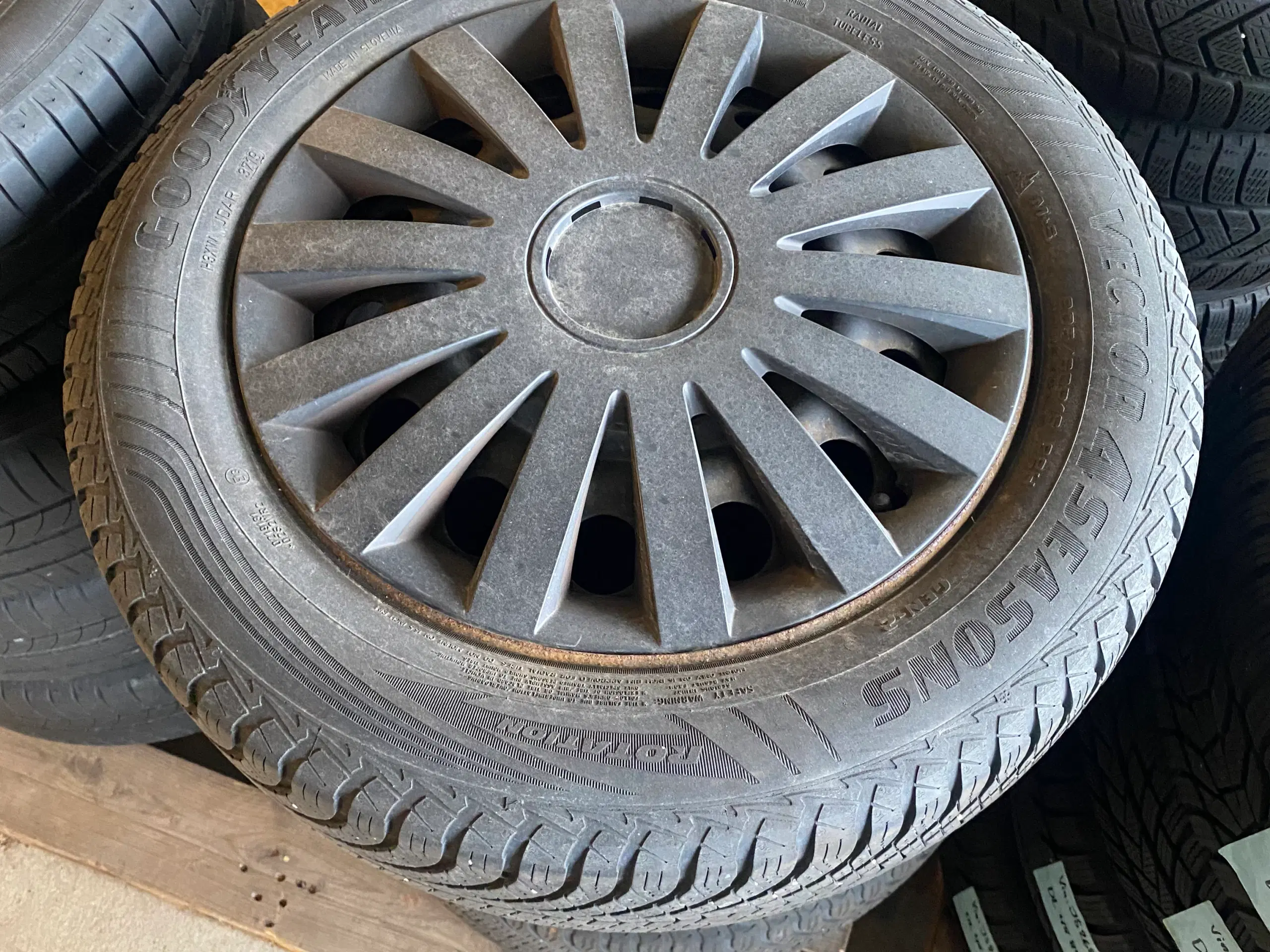 Stålfælge på Goodyear sommerdæk 205/60 R16