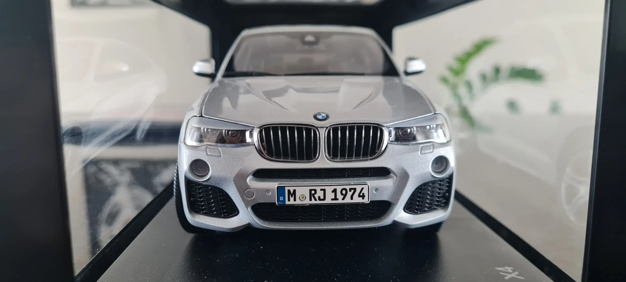 1:18 BMW X4 Glacier Grey