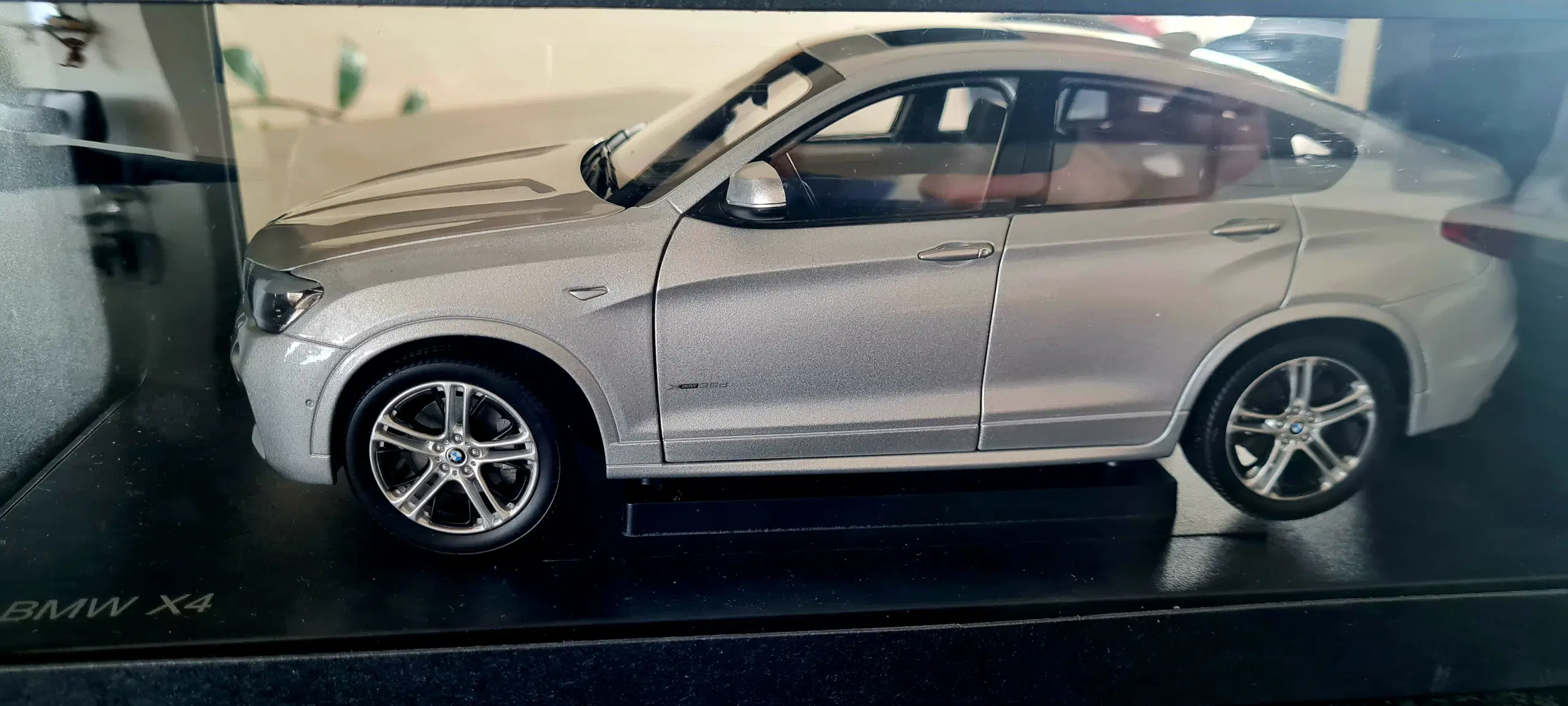 1:18 BMW X4 Glacier Grey