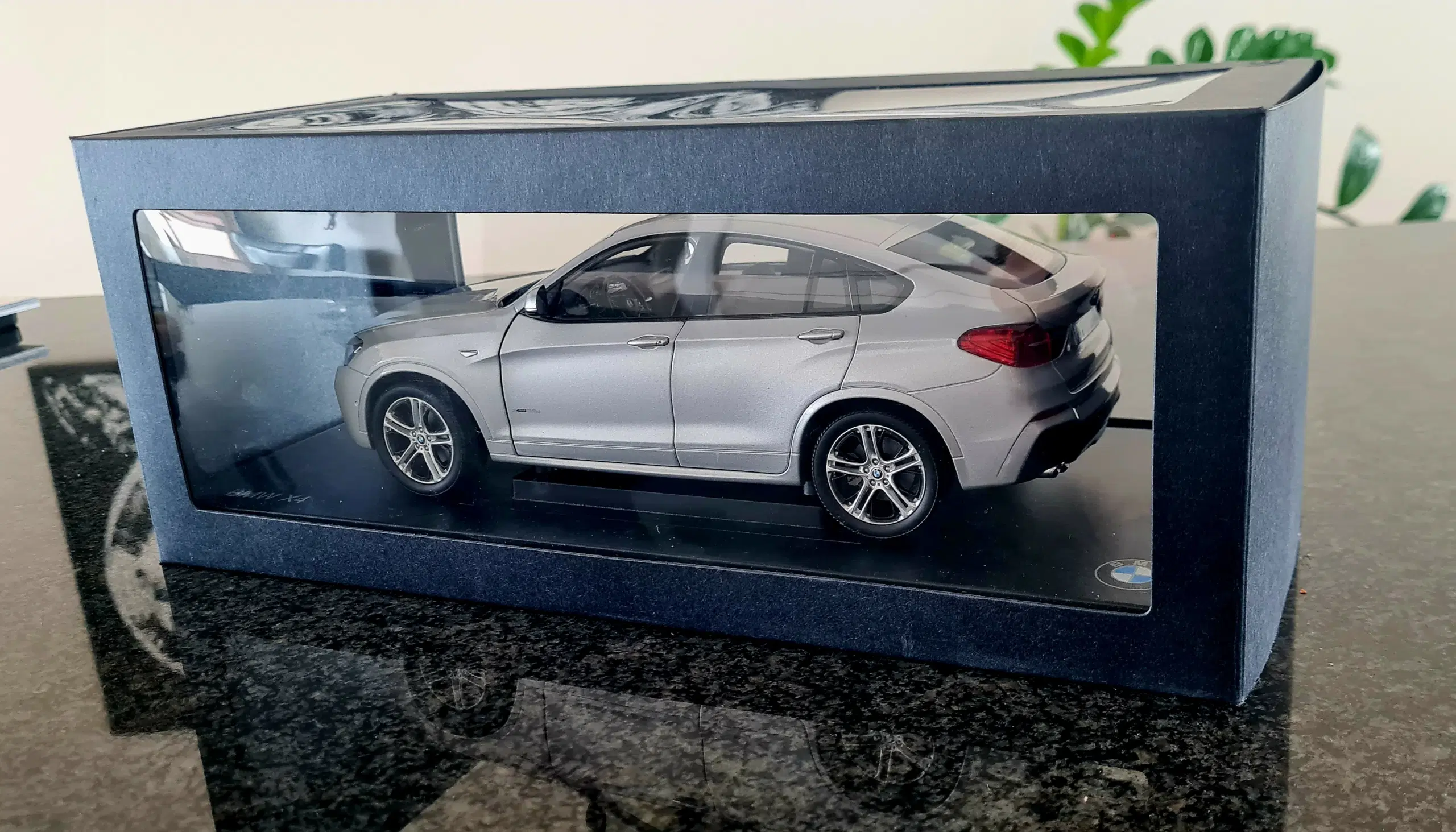 1:18 BMW X4 Glacier Grey