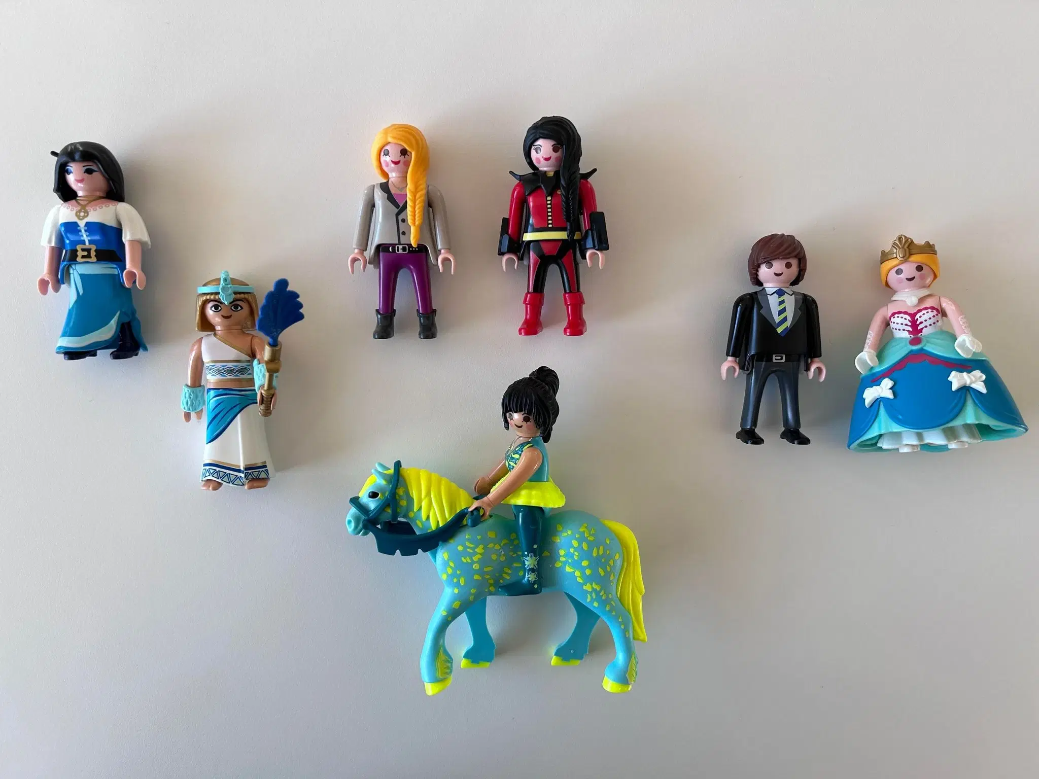 Playmobil figurer og juletræ med gaver