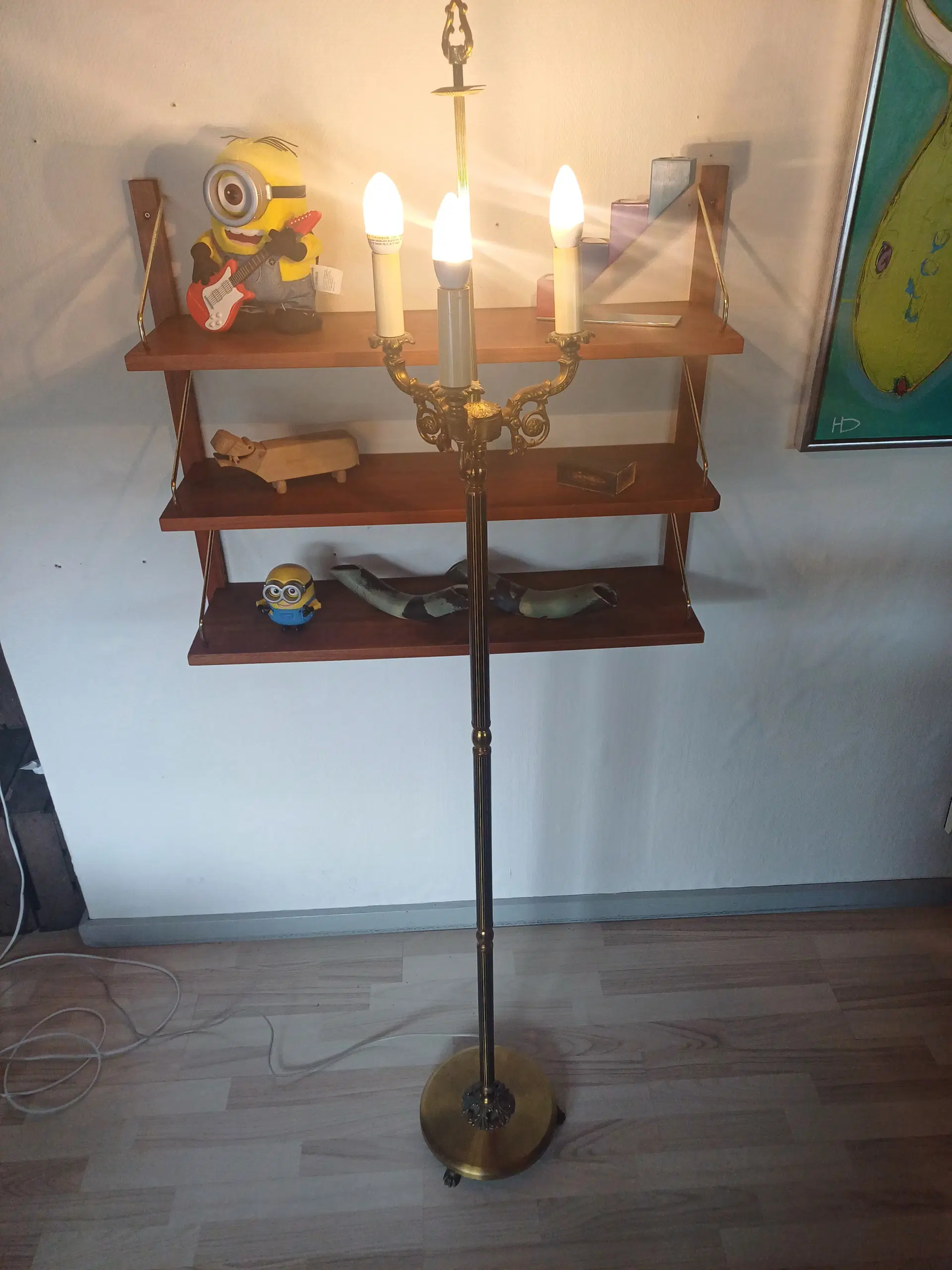 Standerlampe i messing og med 3 lyskilder