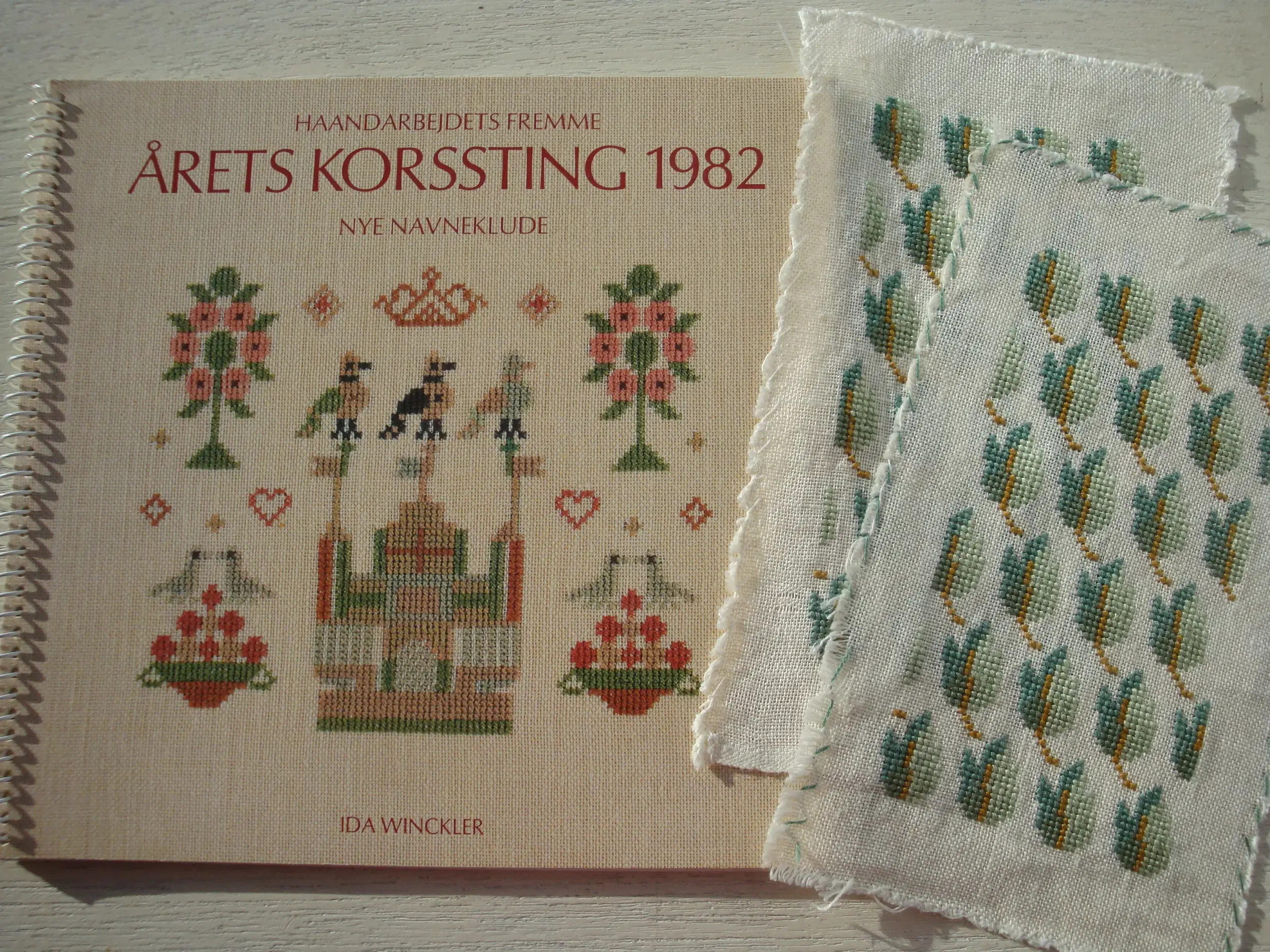 Årets Korssting 1982 og 2 broderier