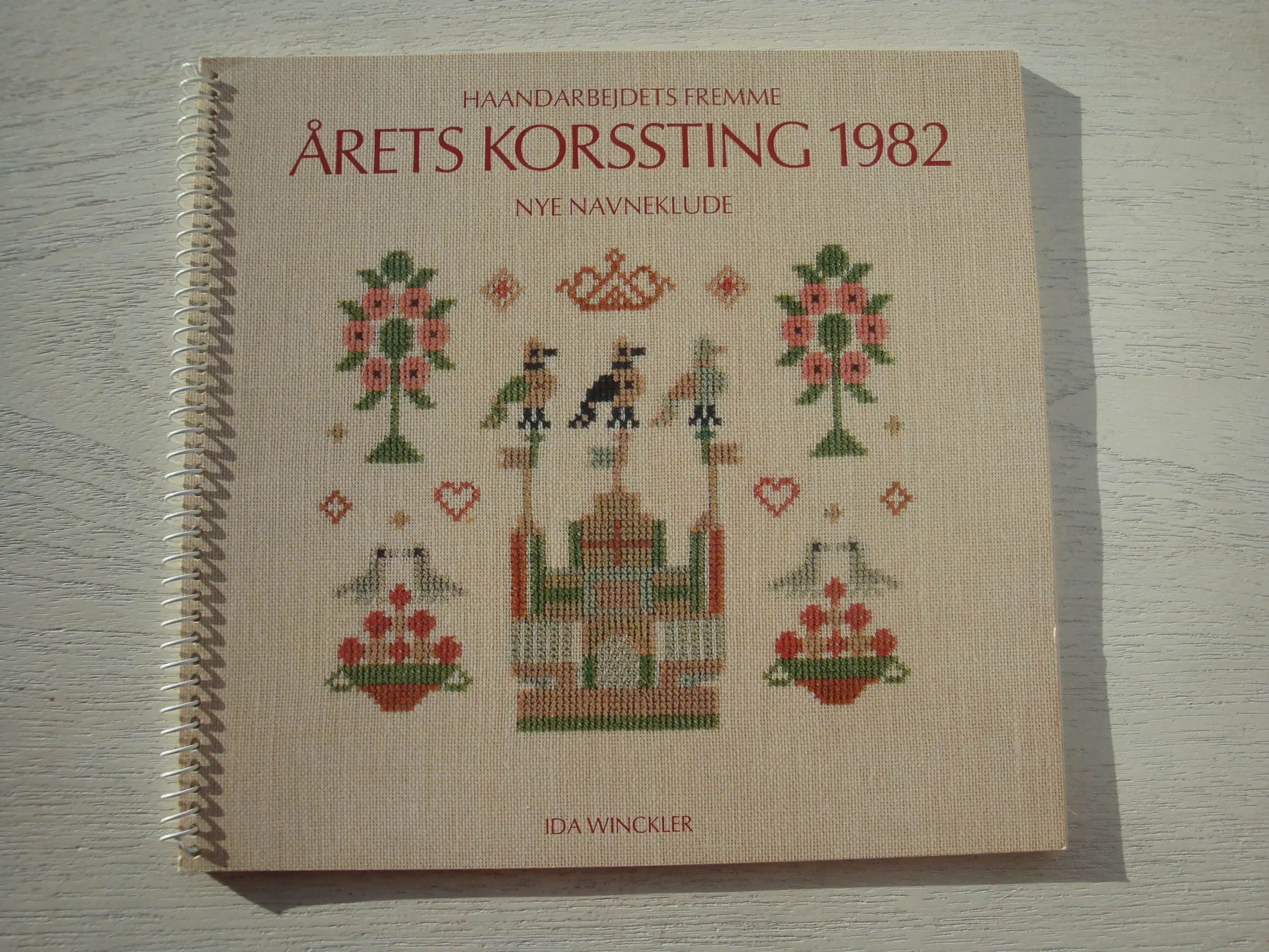 Årets Korssting 1982 og 2 broderier