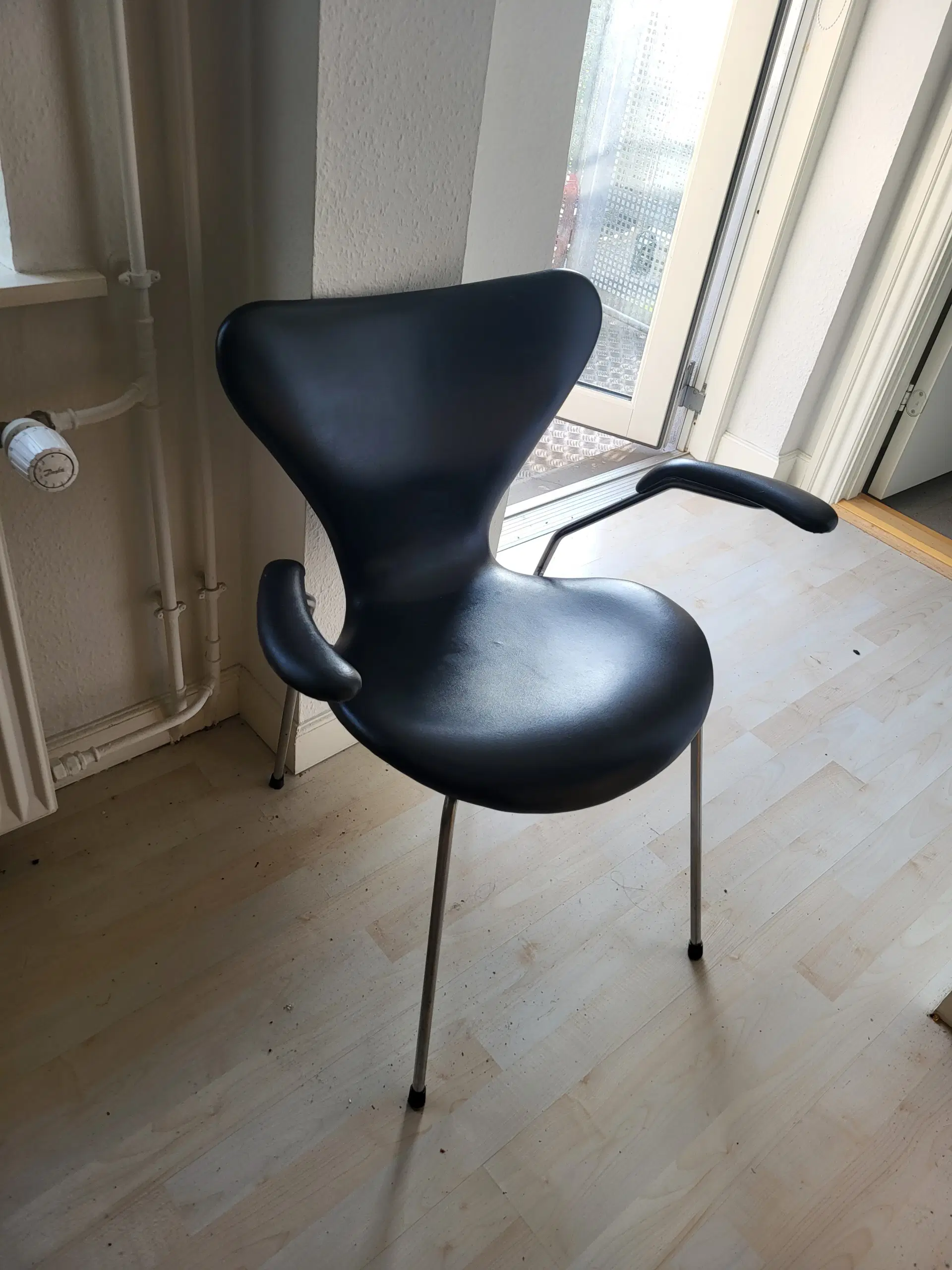 Arne Jacobsen 7er stol med armlæn