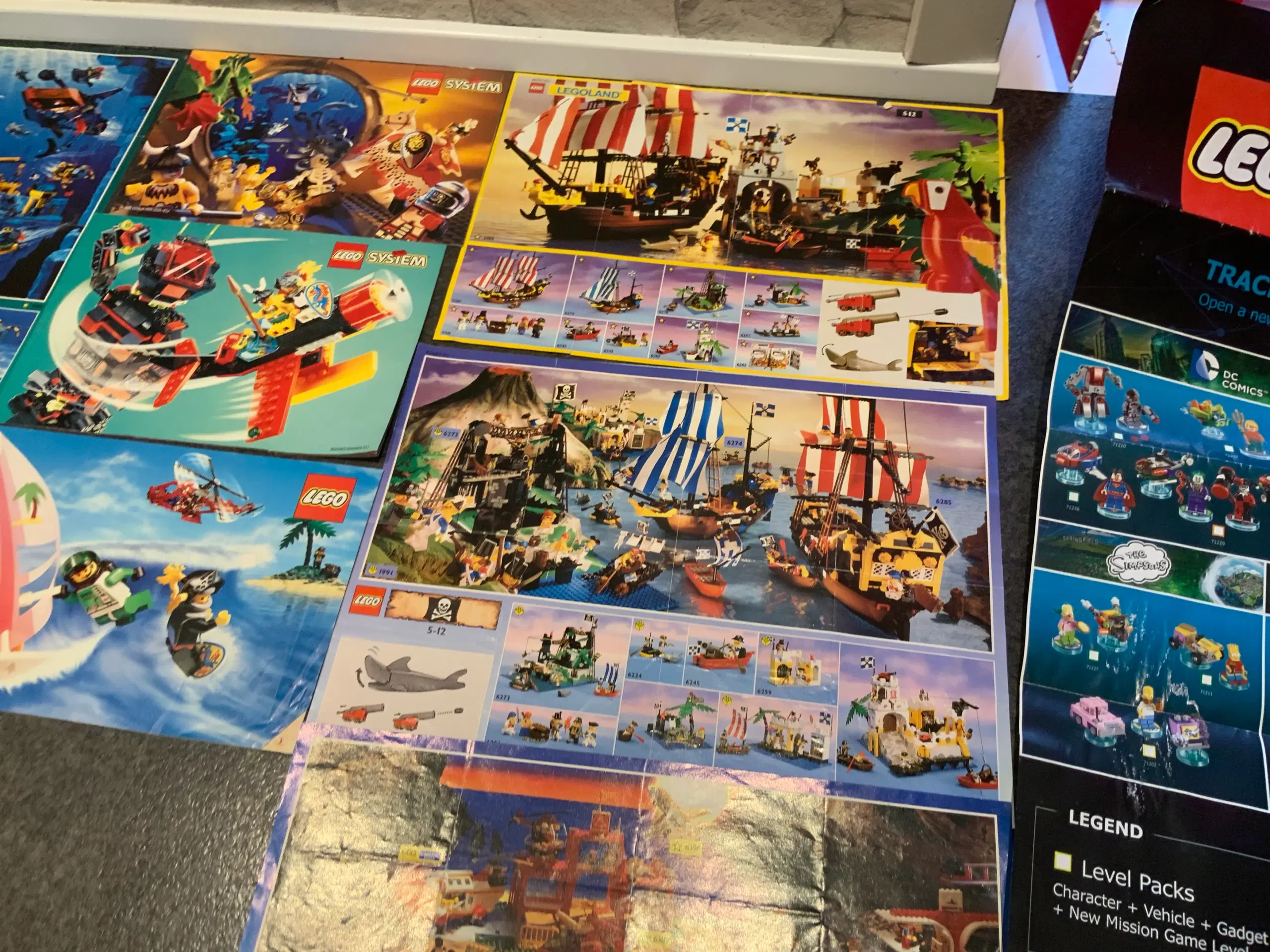 Lego plakater og gamle hæfter