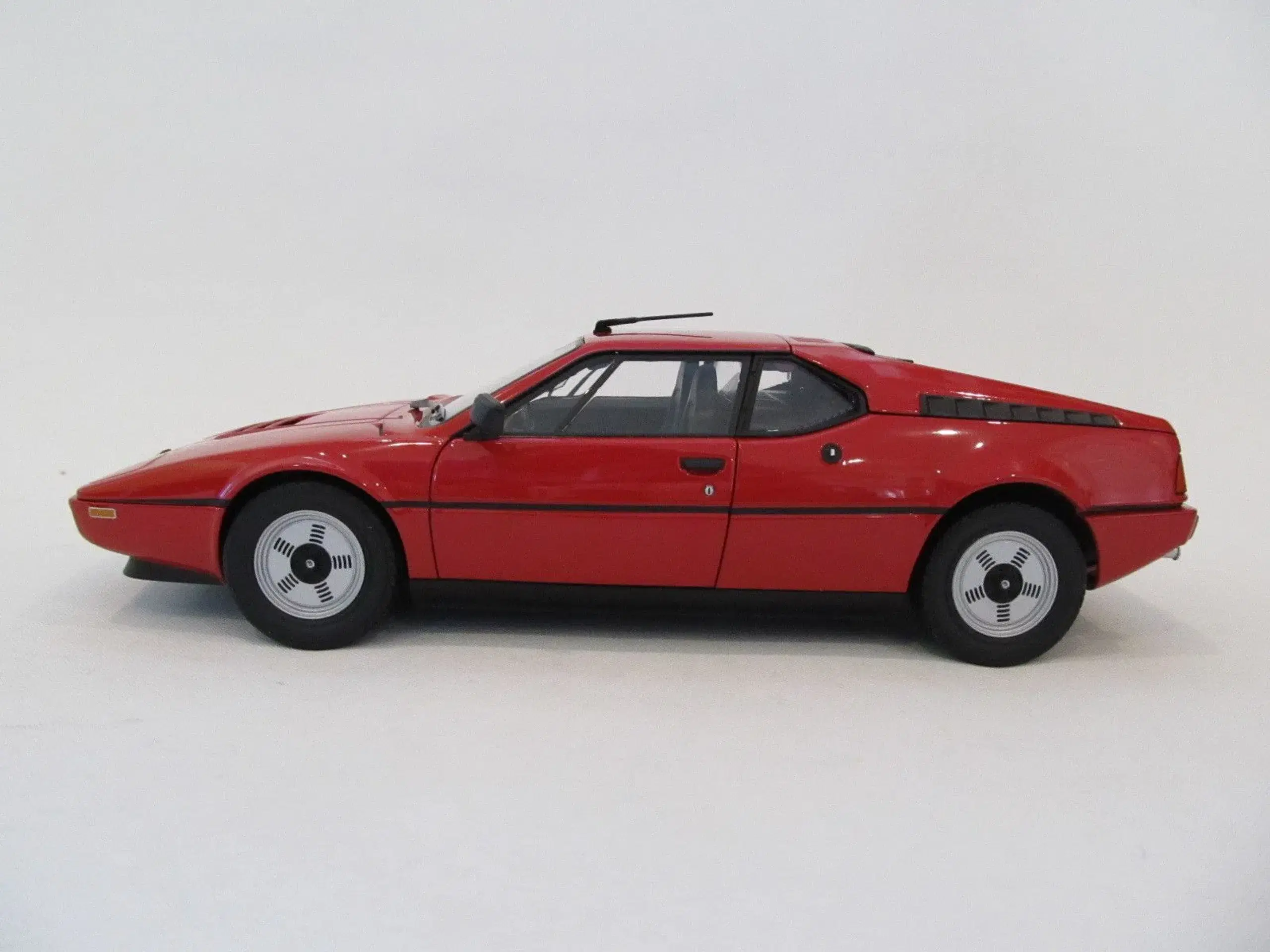 1978 BMW M1 - 1:18  Farve: Rød