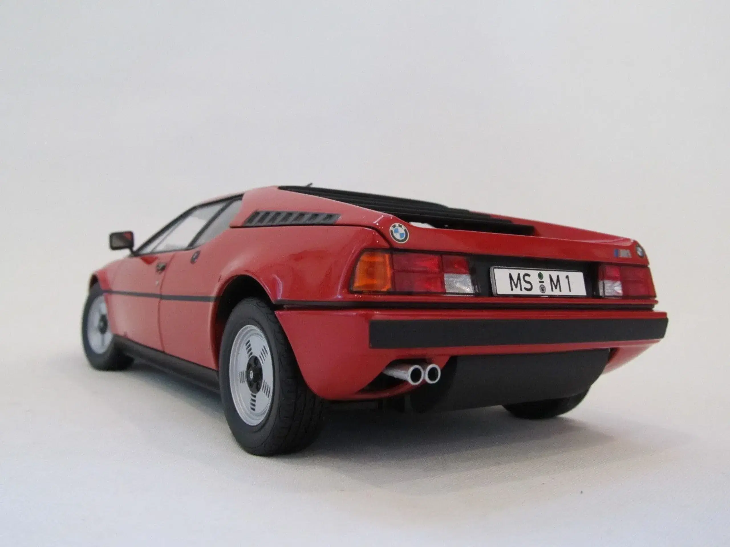 1978 BMW M1 - 1:18  Farve: Rød