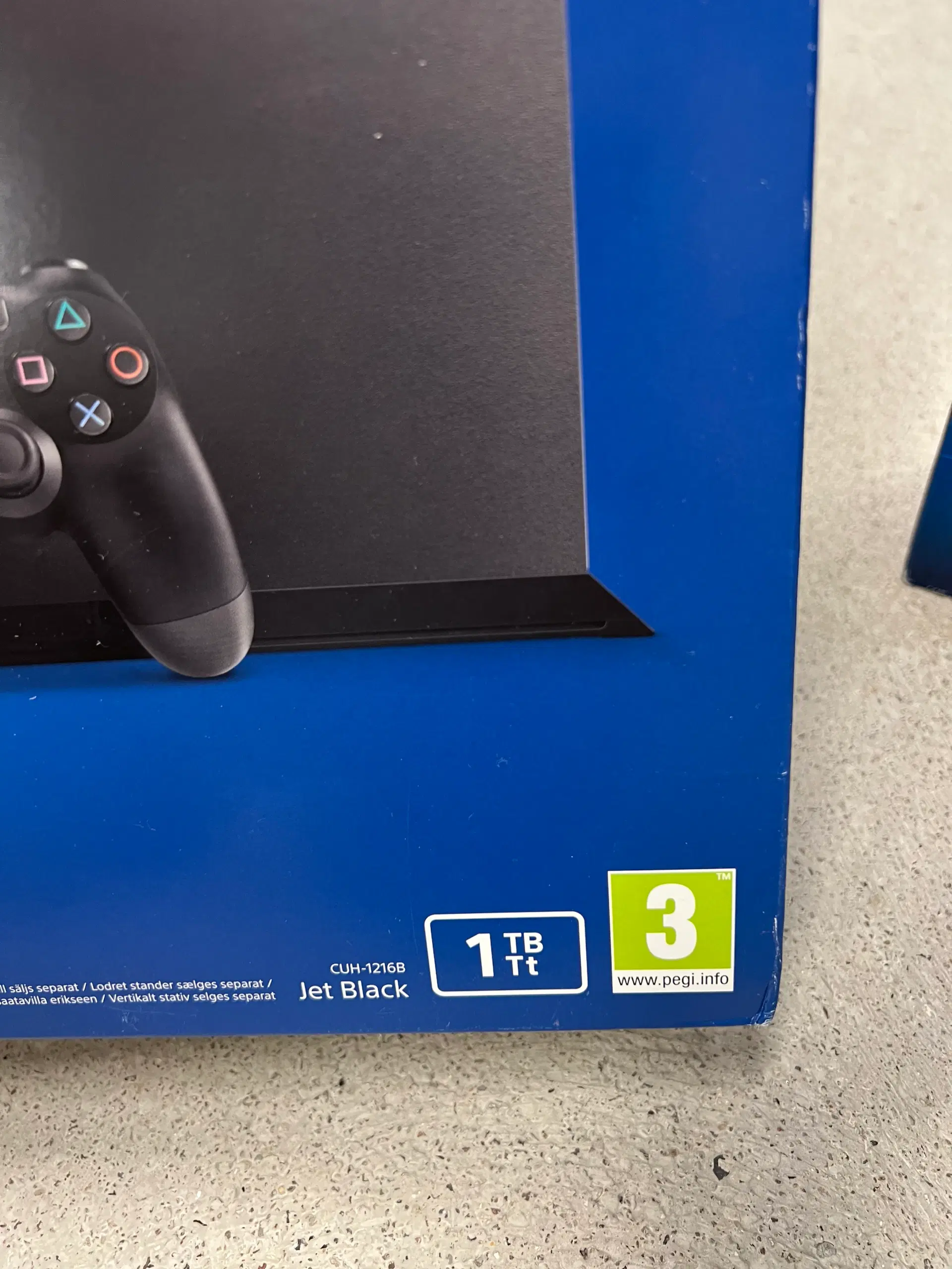 Playstation 4 1TB med 2 controllers