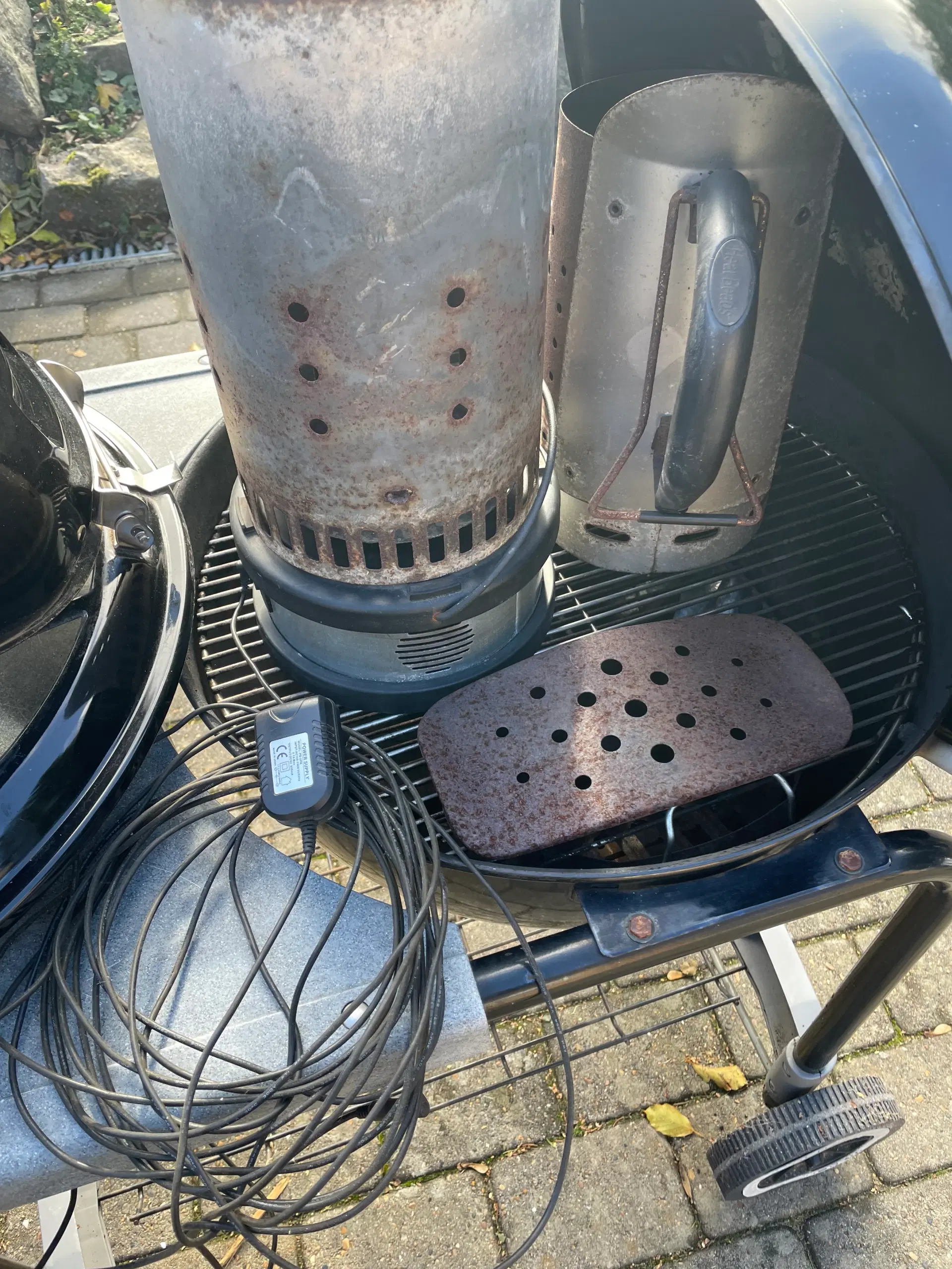 Weber kuglegrill med pizza låg