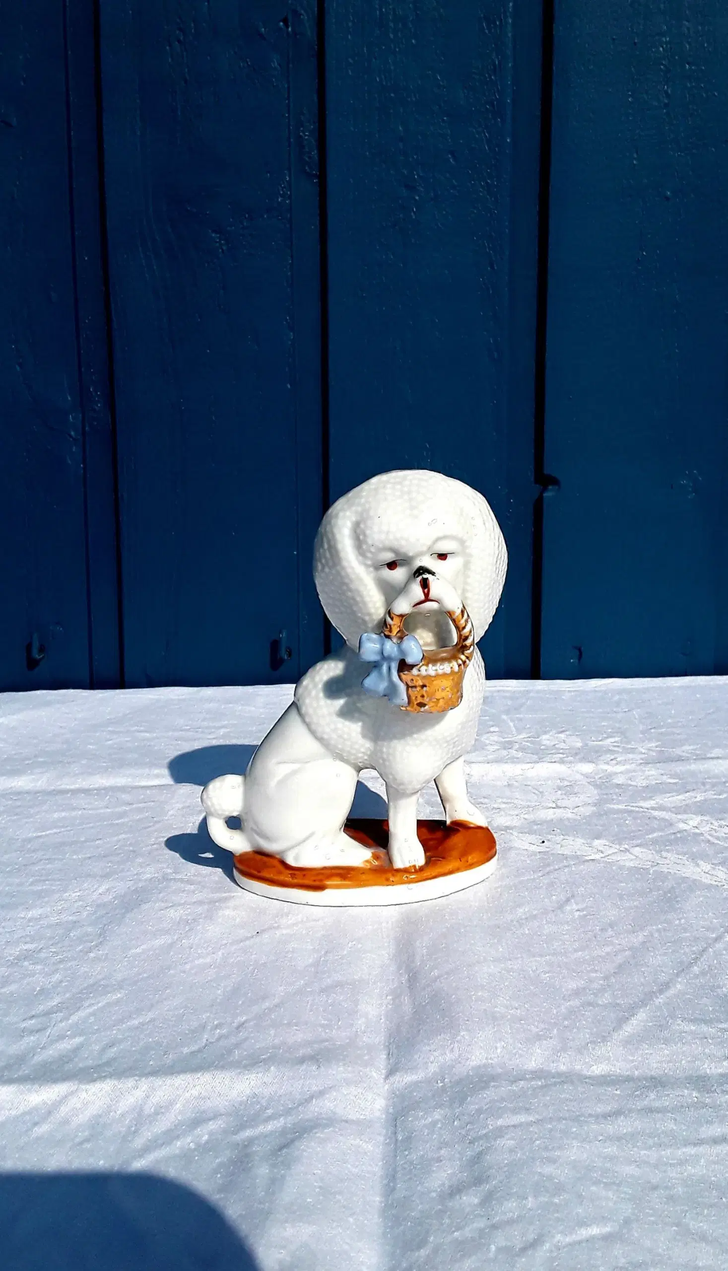 Sjov gammel porcelæns puddelhund