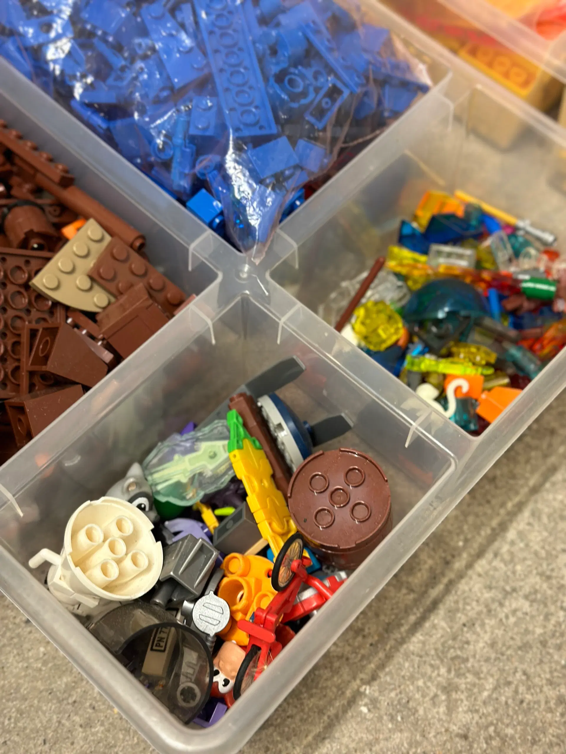 Blandet LEGO og blå LEGO-kasser