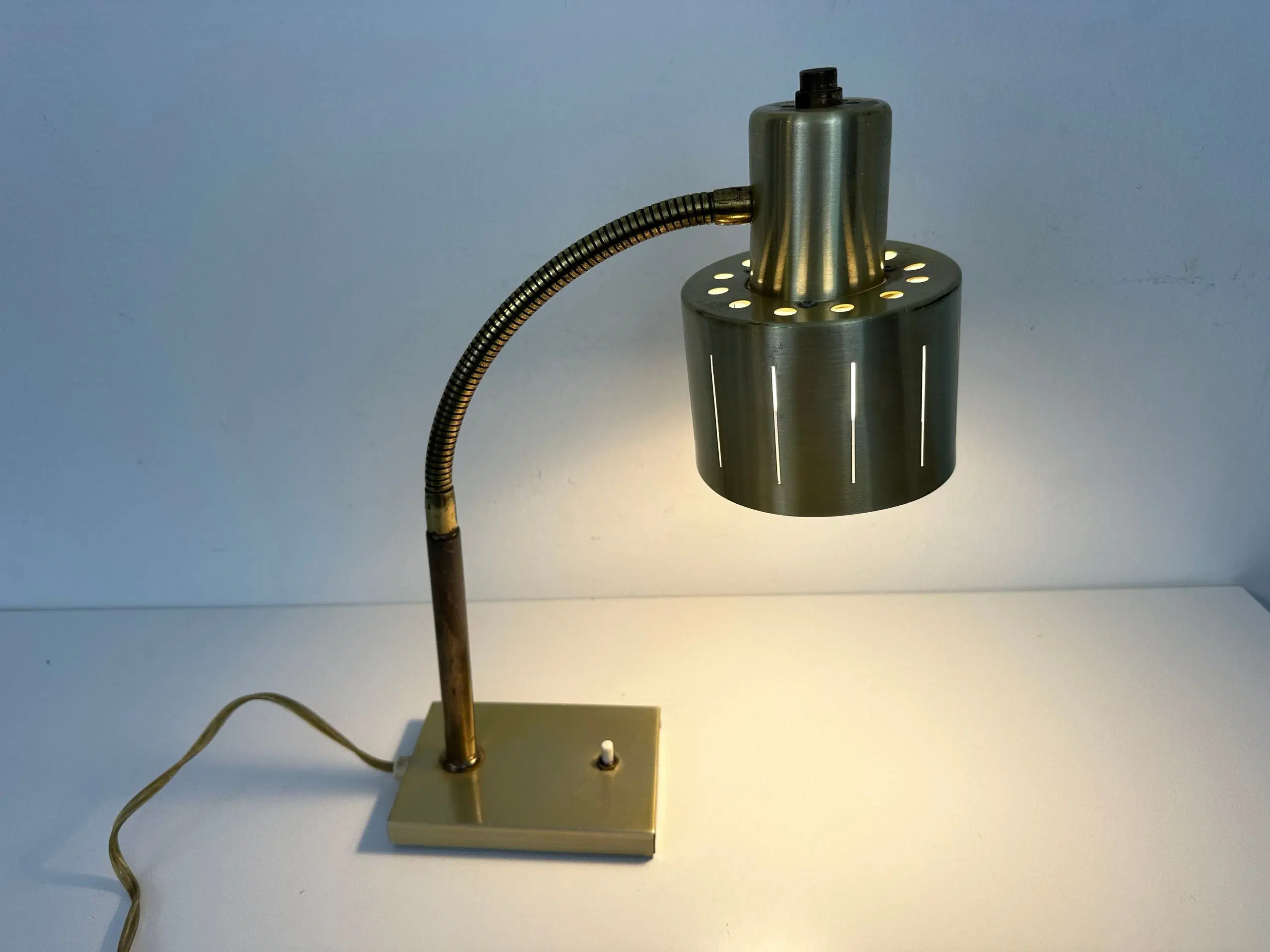 Skrivebordslampe / bordlampe i messing (retro)