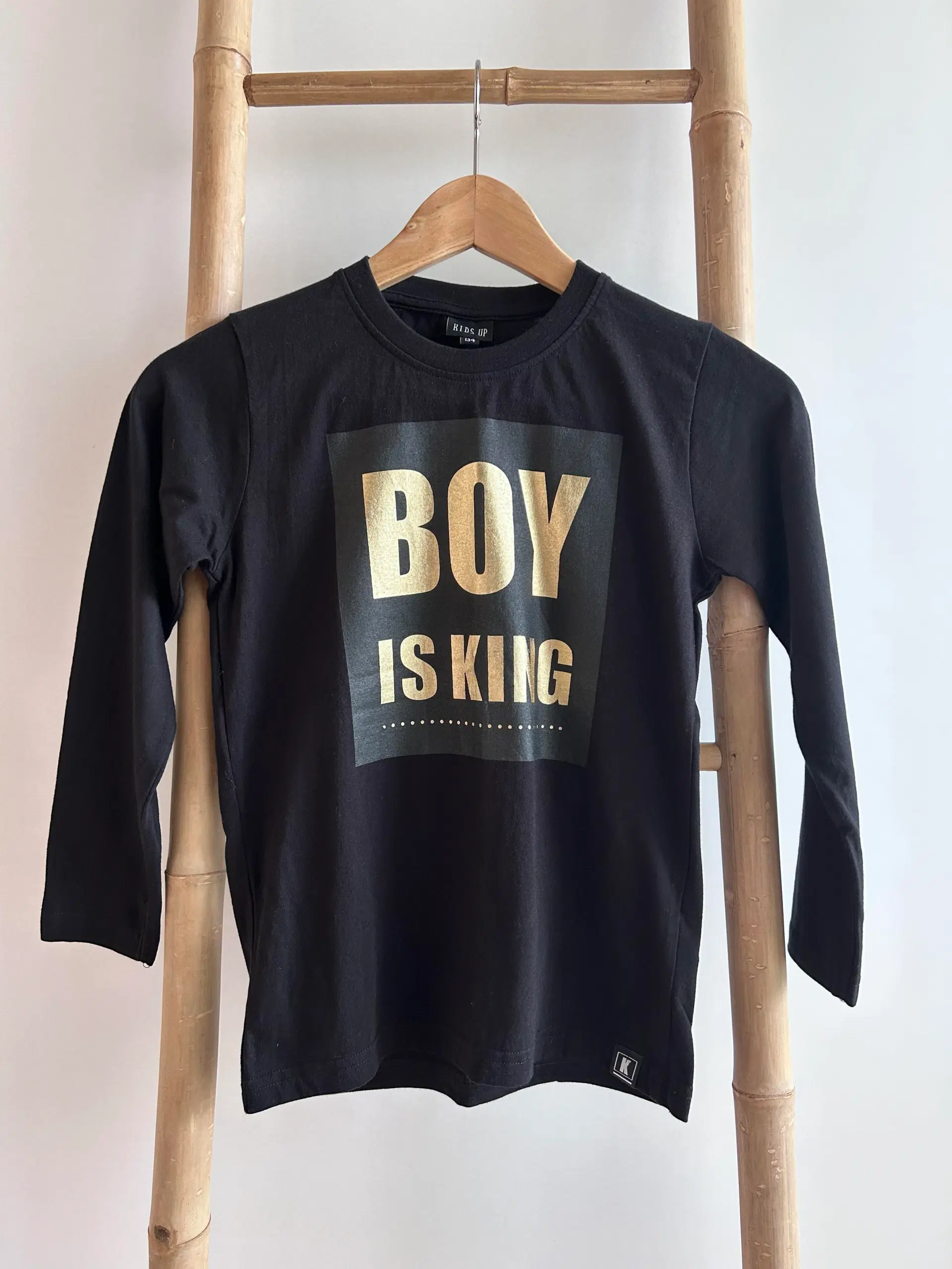 Kids Up bluse med tryk 'BOY IS KING' str 128-134